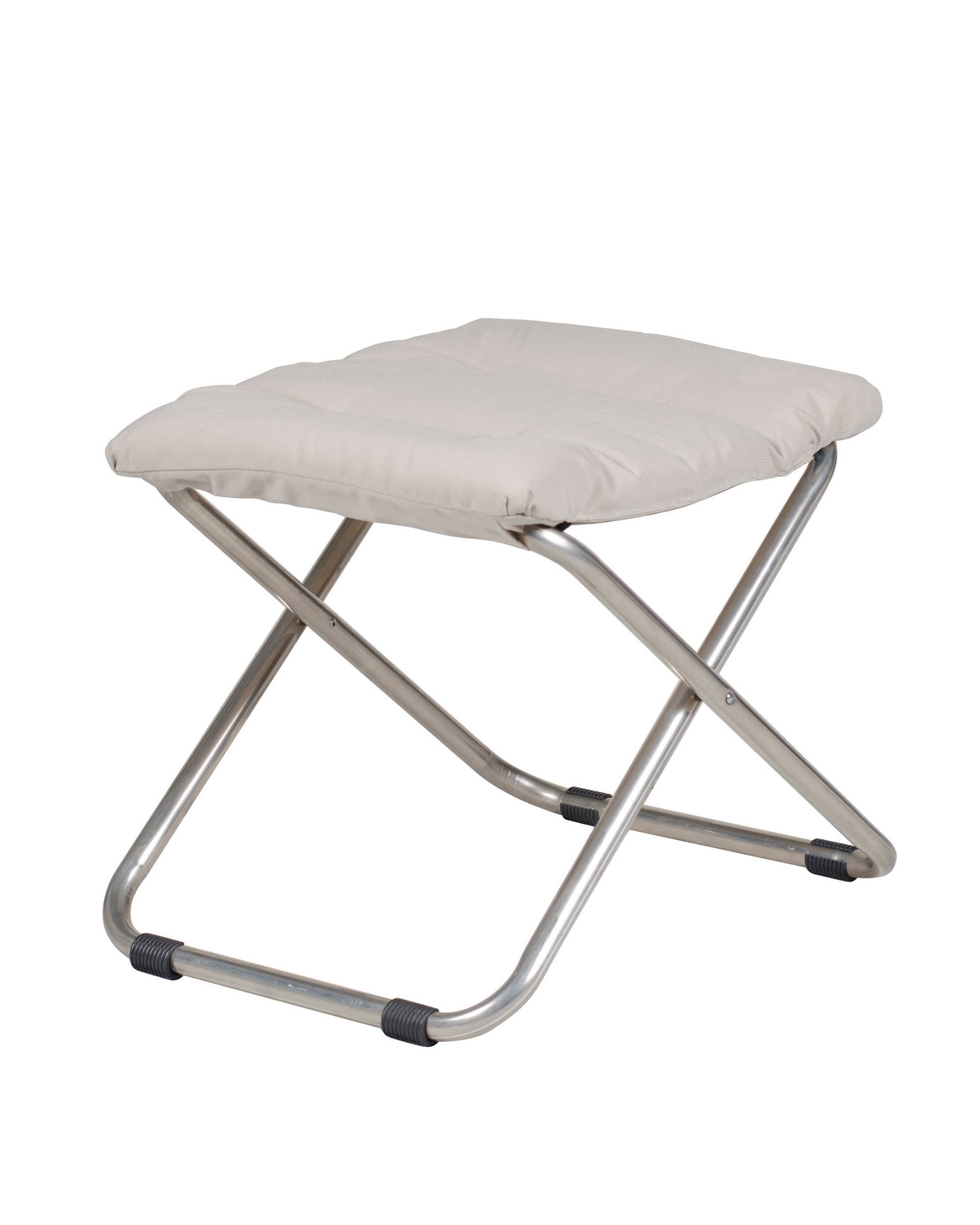 Fiam Chico fotskammel, beige polstret pute med diskret stripemønster, sølvfarget aluminiumsramme med svarte detaljer