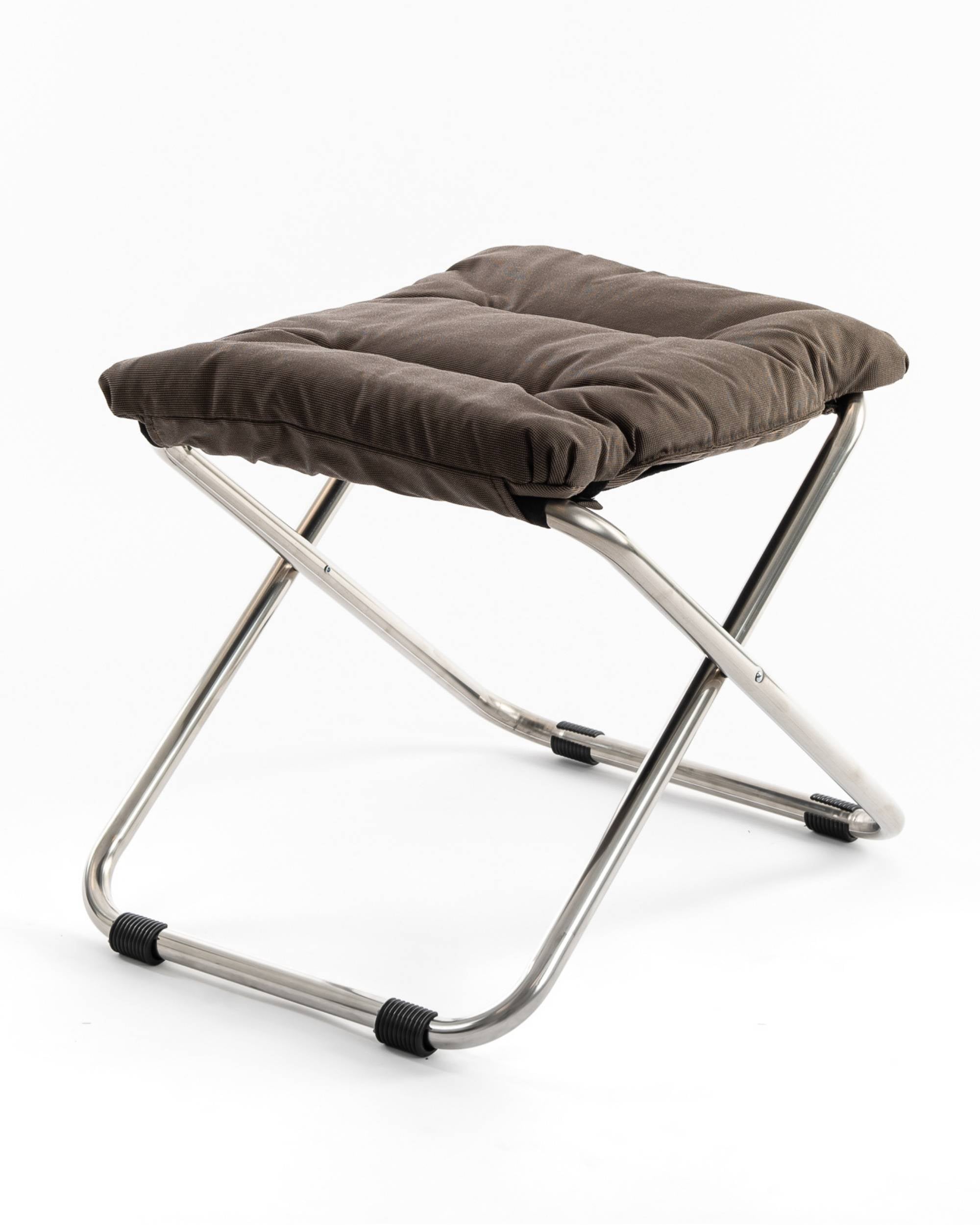Fiam Chico Soft fotskammel med brun, polstret pute og blank aluminiumsramme