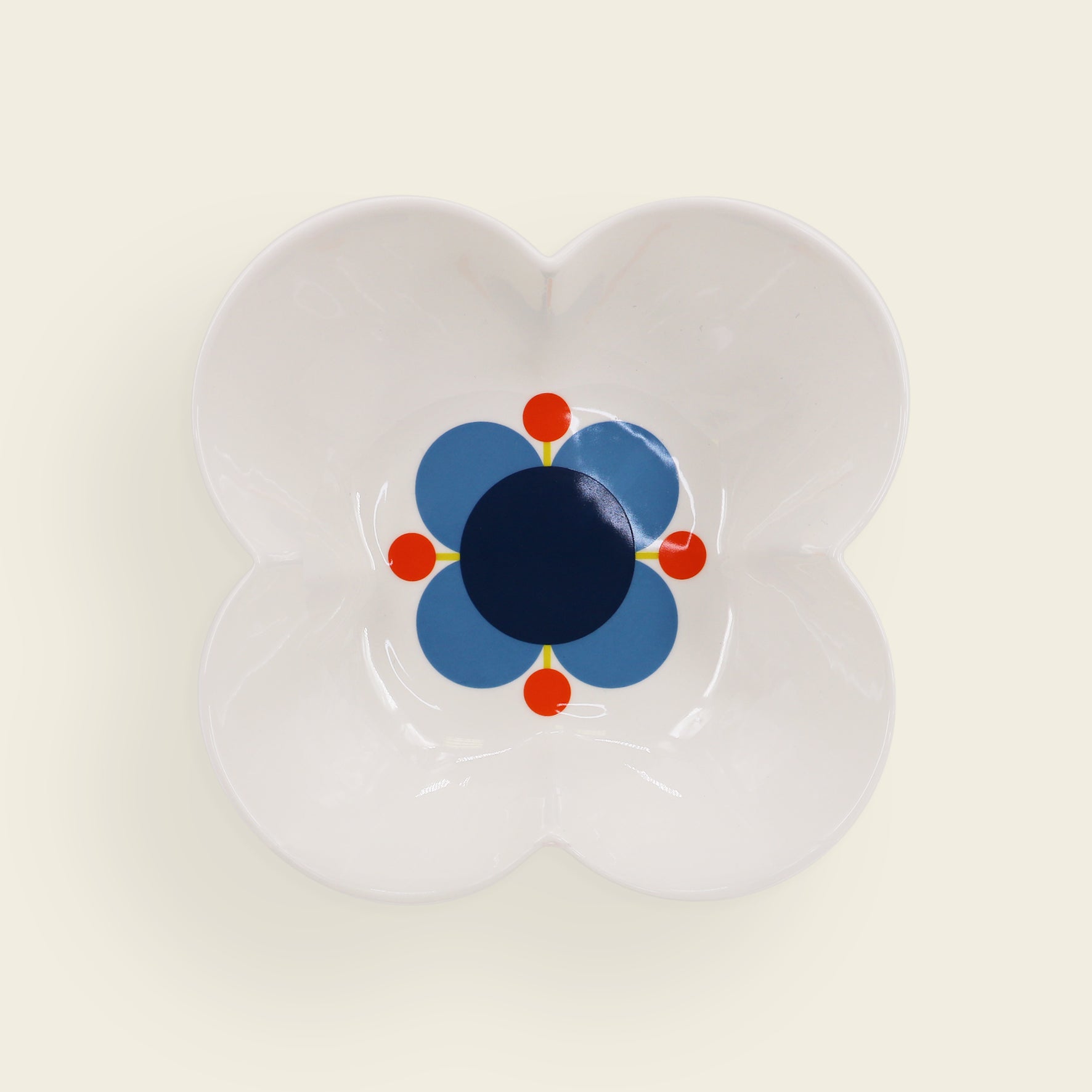 Orla Kiely serveringsbolle Atomic Flower i hvit keramikk, med blått, mørk blått, rødt og gult blomstermønster inne i skålen