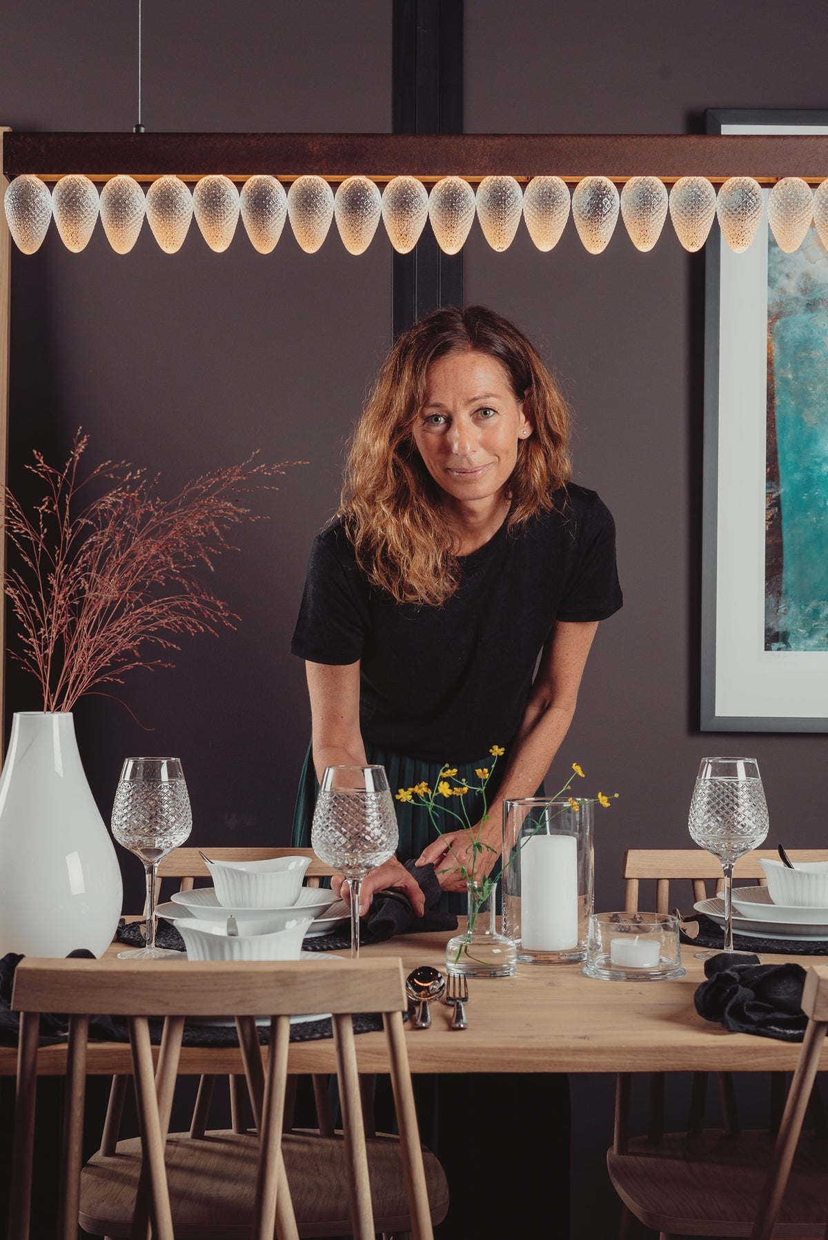 Hadeland Krystallkongle lampe med mange dråpeformede kongler i krystall, festet til en lys skinne