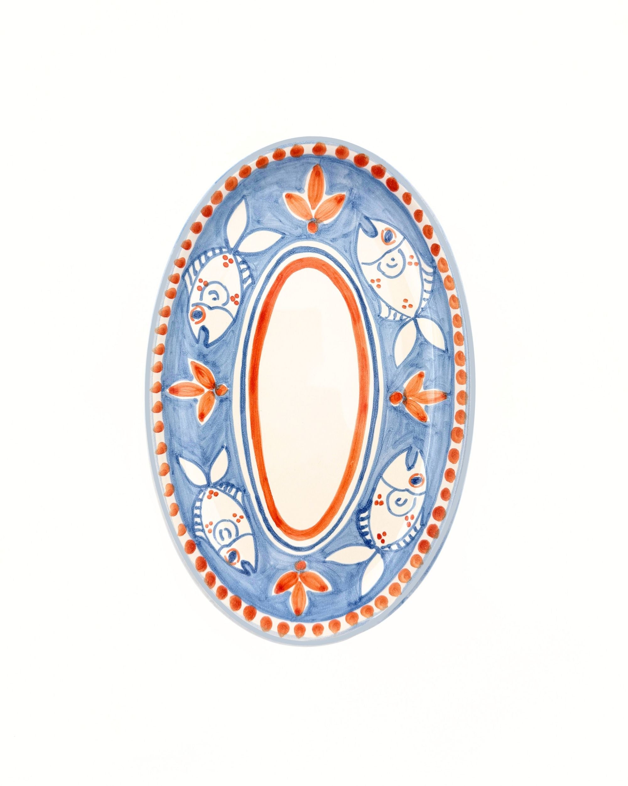 Dipinto Ceramics Amalfi Ovalt Fat: hvitt ovalt keramikkfat med blått felt, oransje fisk og blomster, oransje prikker