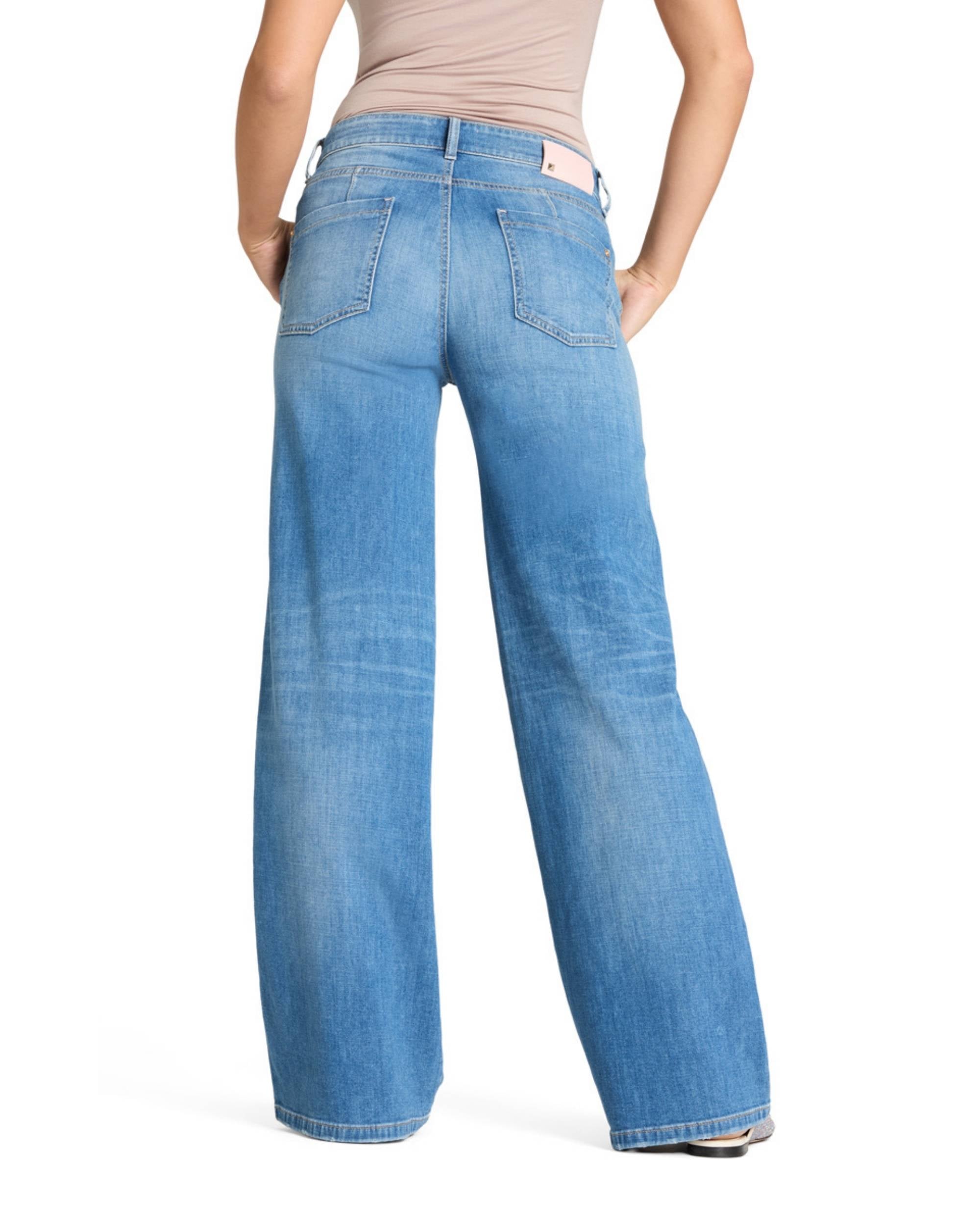 Cambio Alek bukse i lyseblå denim, vide ben bakfra, med beltehemper, baklommer, og lysbrun skinnlapp i livet
