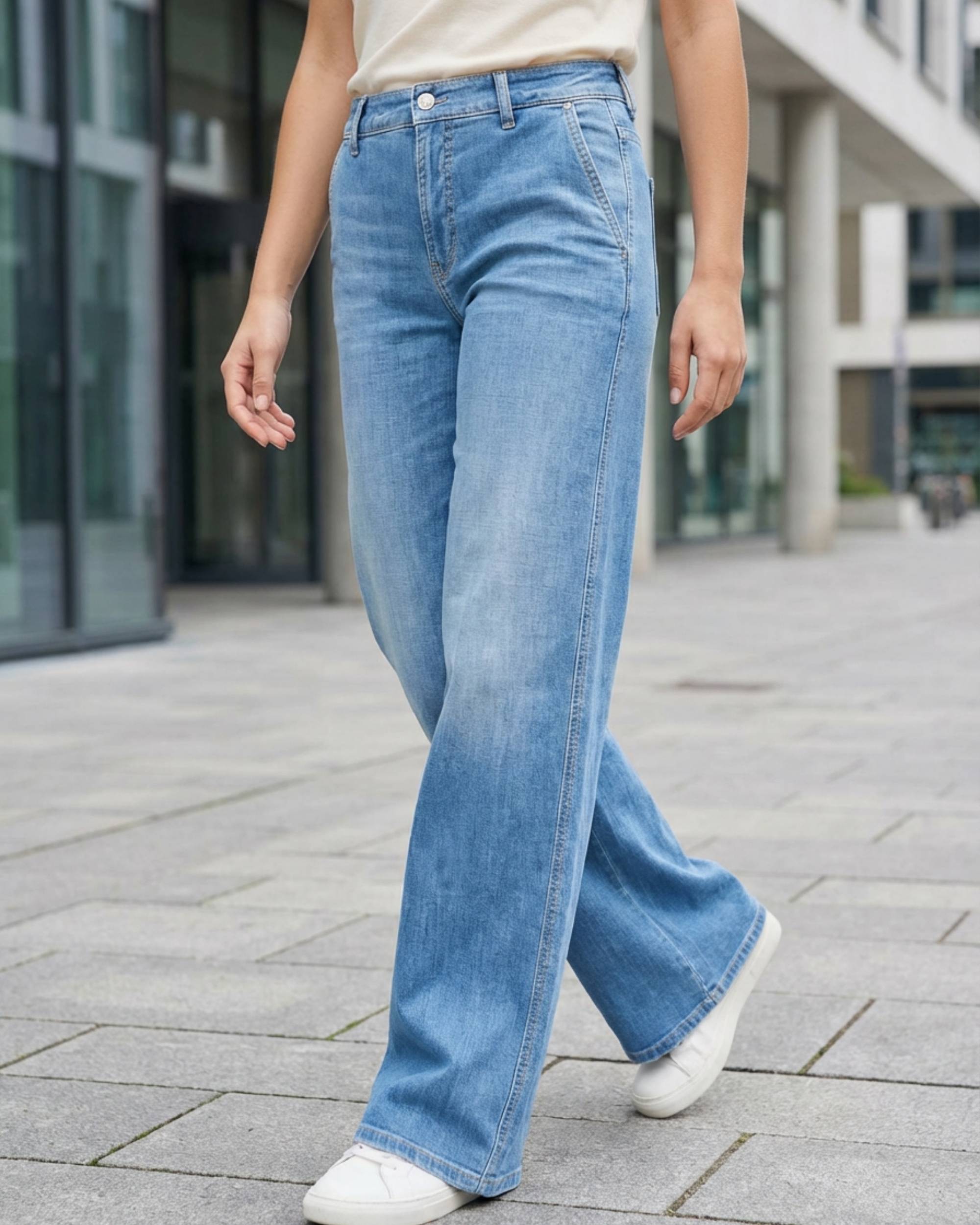 Cambio Alek bukse i lyseblå denim, vide rette ben, høyt liv, med skrå fremre lommer og sølvknapp