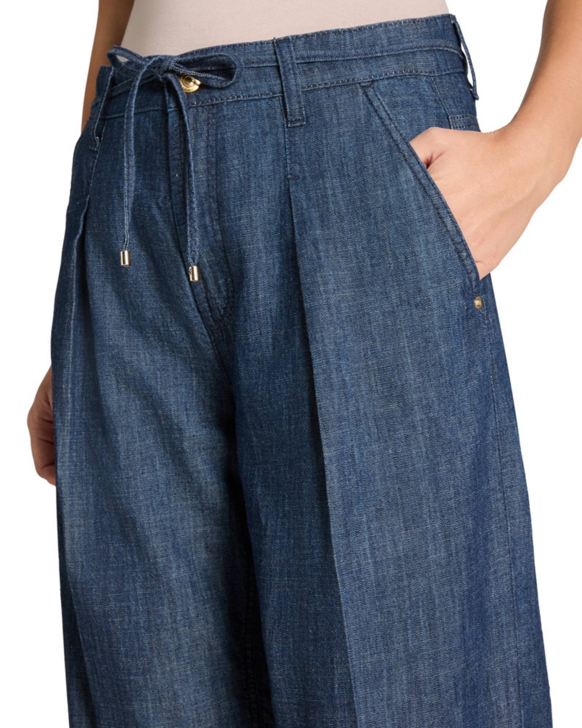 Cambio Alina Eco rinsed bukse i blå denim, vide ben, legg i livet og knyting i midjen, sidelomme med hånd