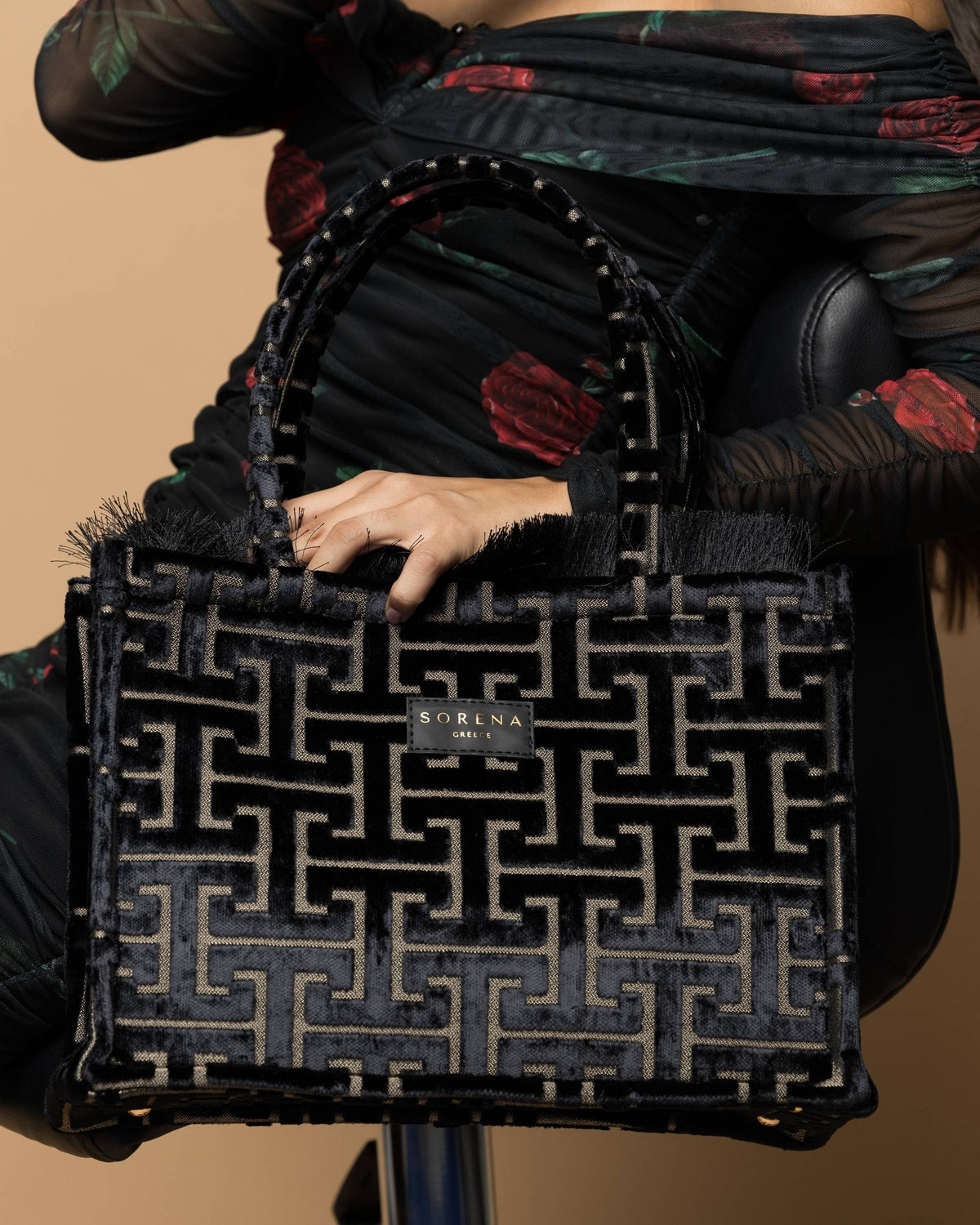 Nærbilde av Sorena Andro Medium Tote Bag i svart fløyel med gullfarget abstrakt motiv, frynser på sidene.
