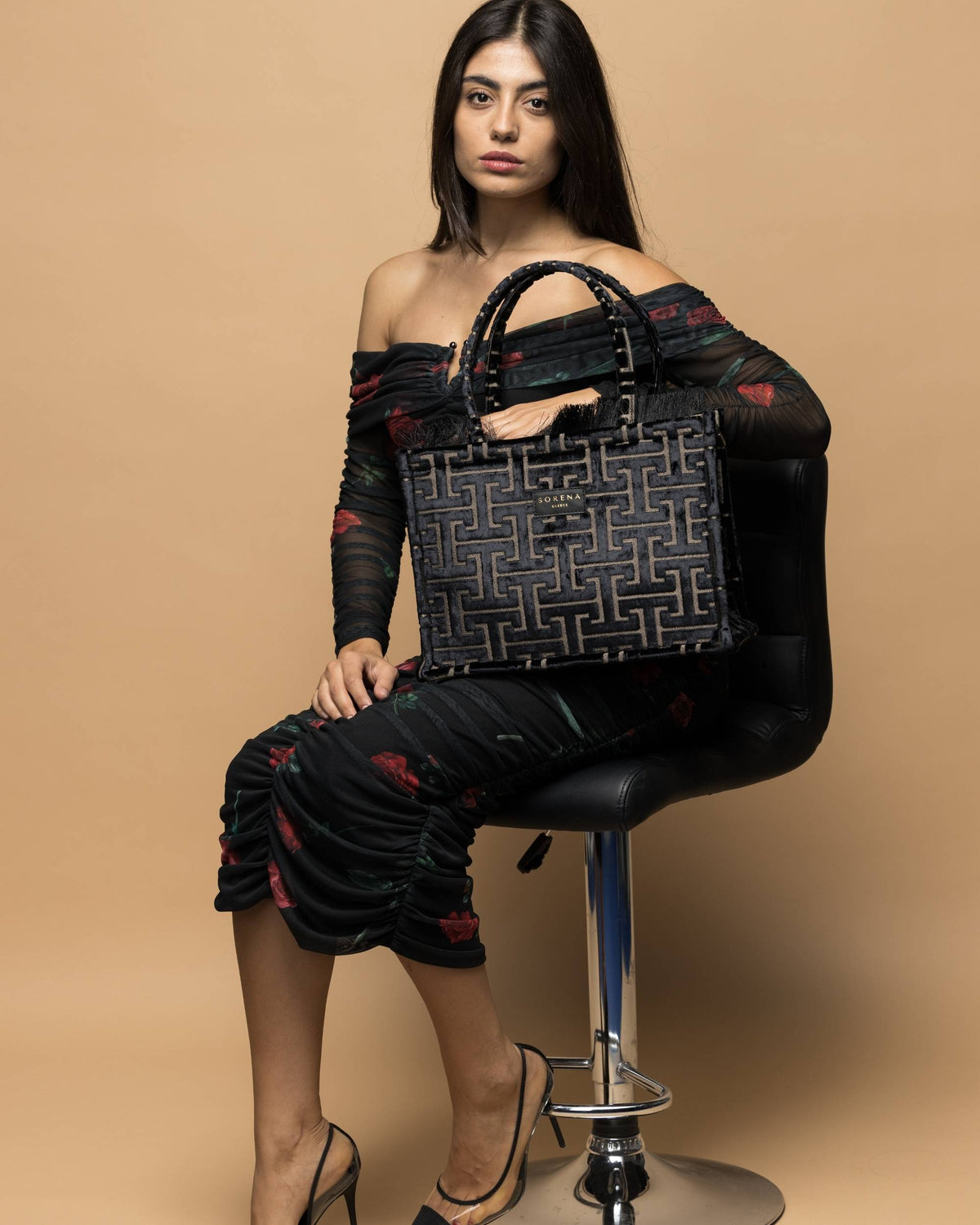 Sorena Andro tote bag, detaljbilde med luksuriøst sort fløyel, geometrisk abstrakt mønster i grått, frynsedetaljer