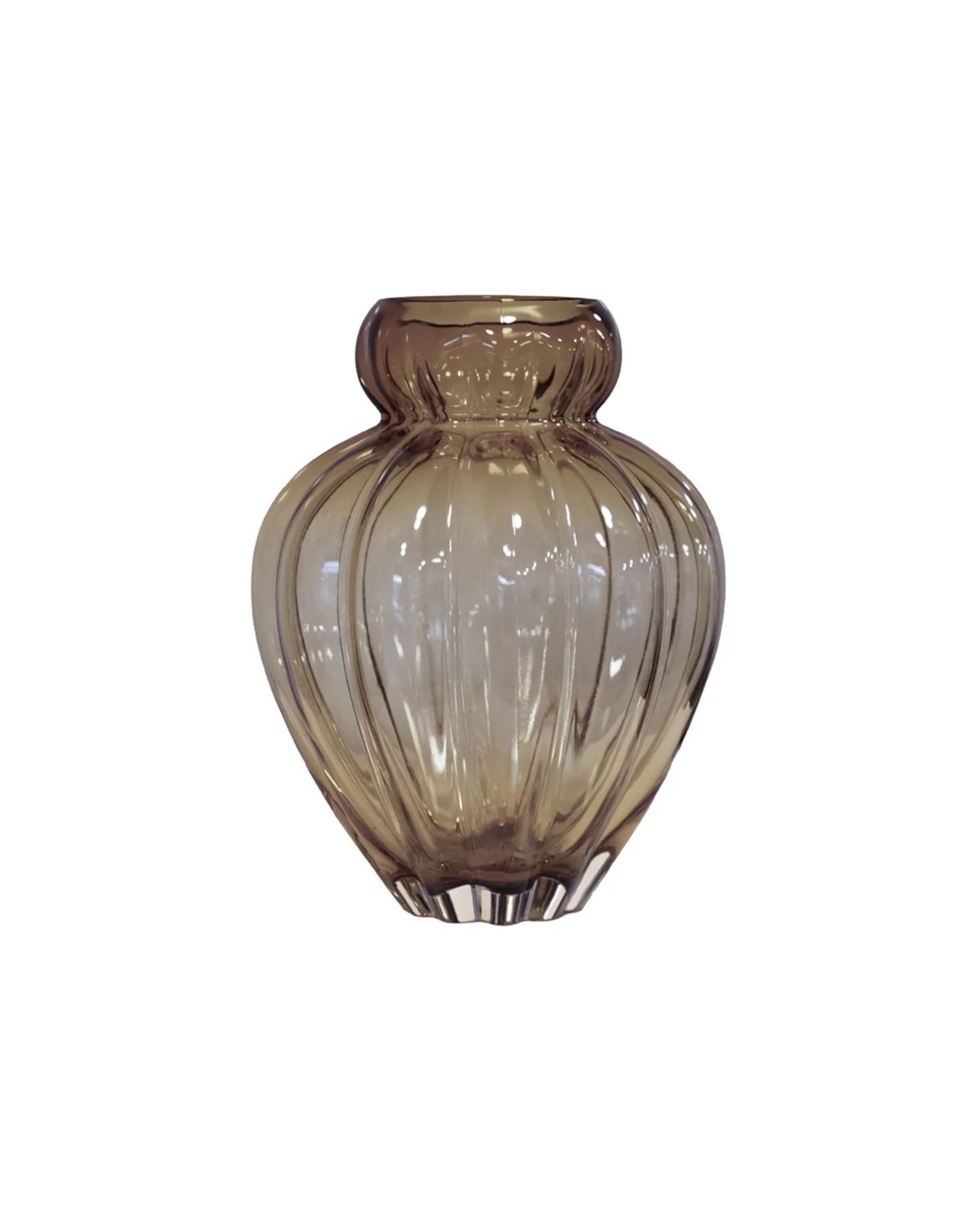 Specktrum Audry vase, liten, i brunt håndlaget glass med rillet tekstur og smal hals, sett forfra