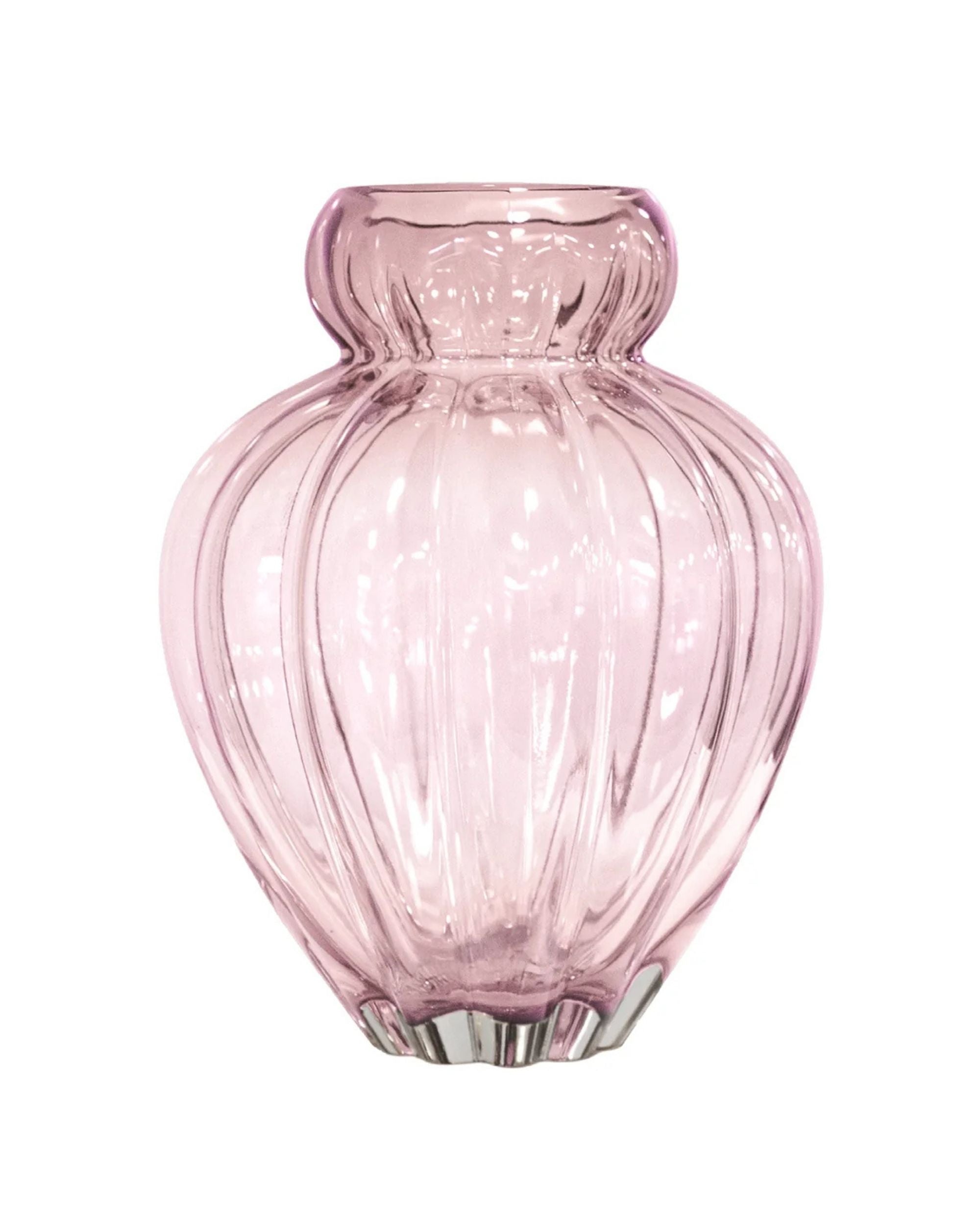 Audry Specktrum vase detalj: rosa glass med vertikale riller og bølget hals, håndlaget finish