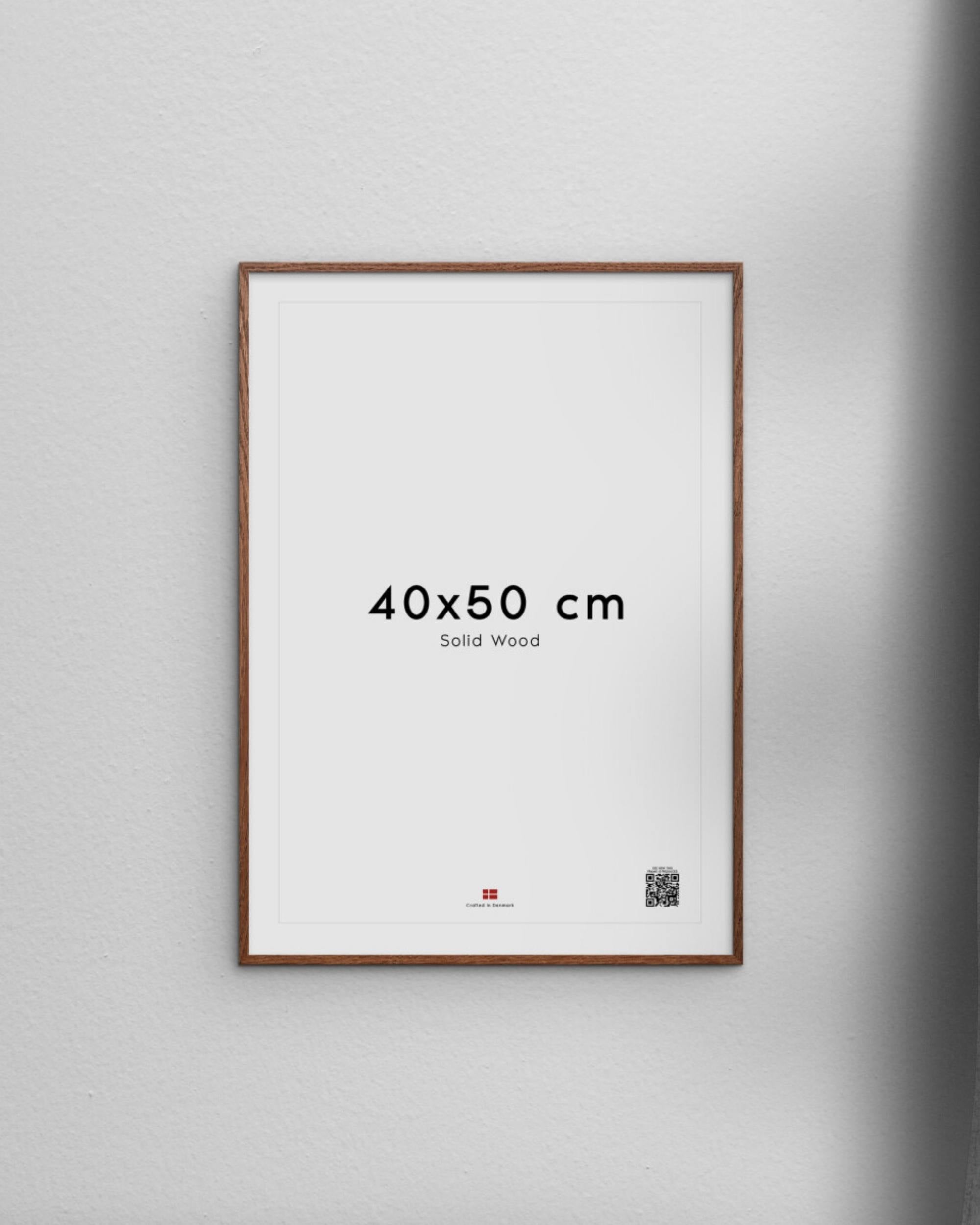 MĂžrk Eik bilderamme i heltre og glass fra Poster & Frame