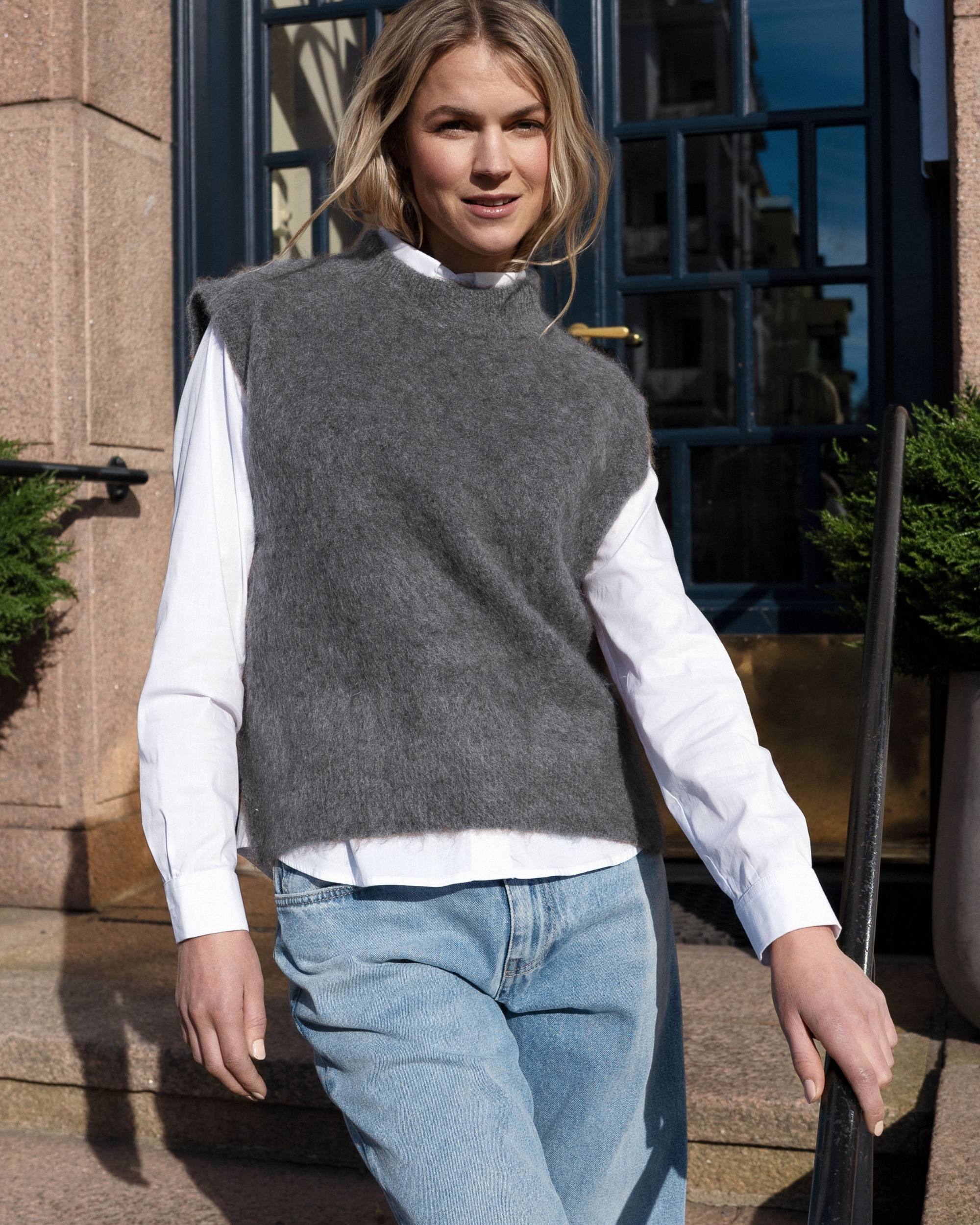 Close to My Heart Cole strikkevest i myk børstet mørk grå mohair med lav crewneck over hvit skjortekrage.
