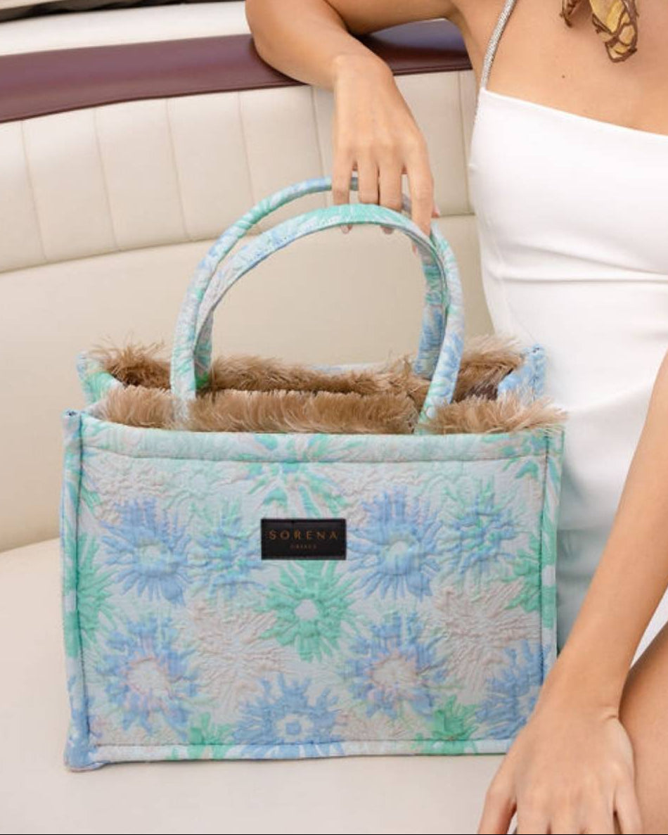Sorena Coral Medium Tote Bag, håndlaget med blå og grønne blomstermønstre og beige fuskepelsdetaljer.