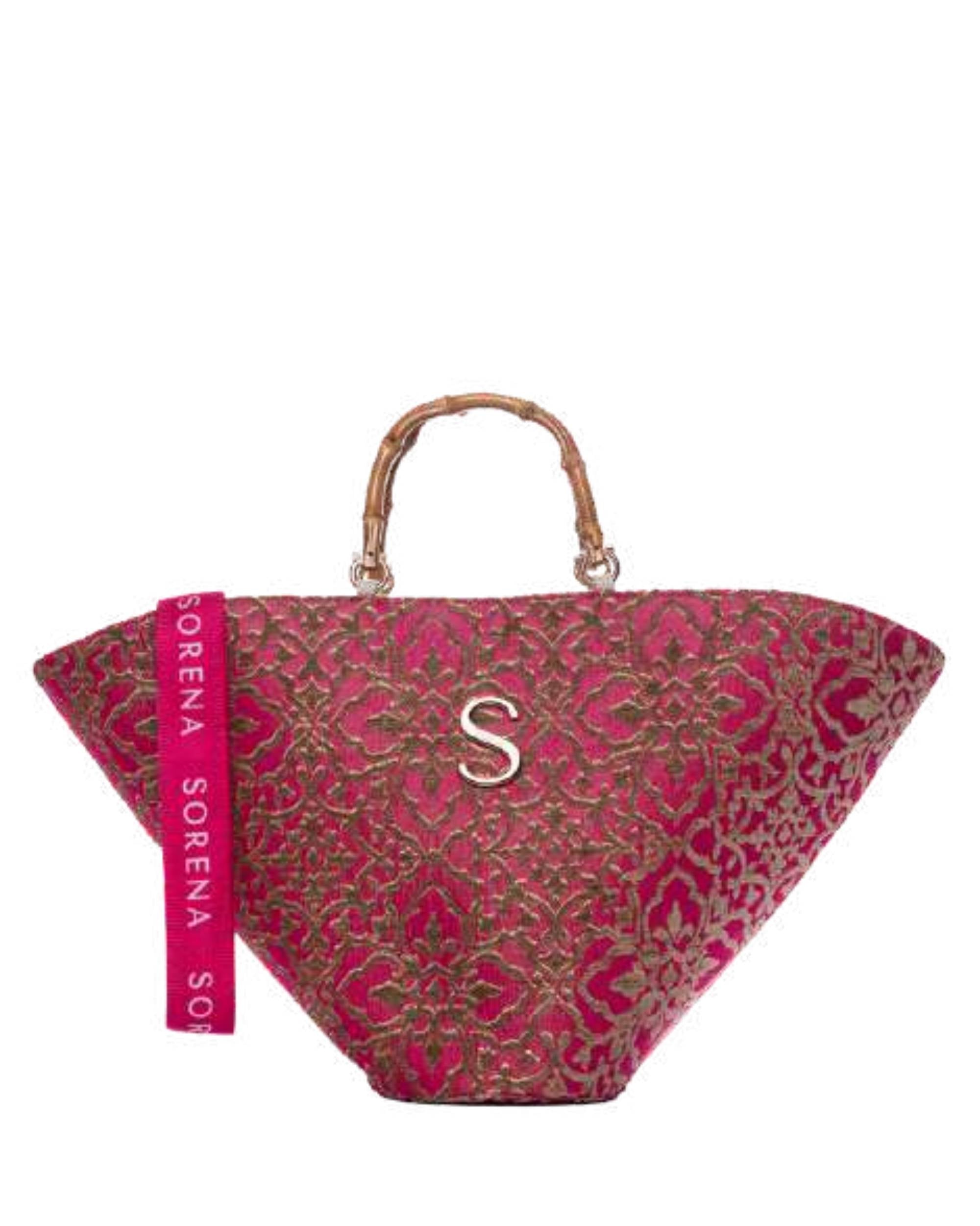 Dolcezza Bag fra Sorena. Detalj av håndlaget veske med rosa stoff og gullmønster, bambushåndtak