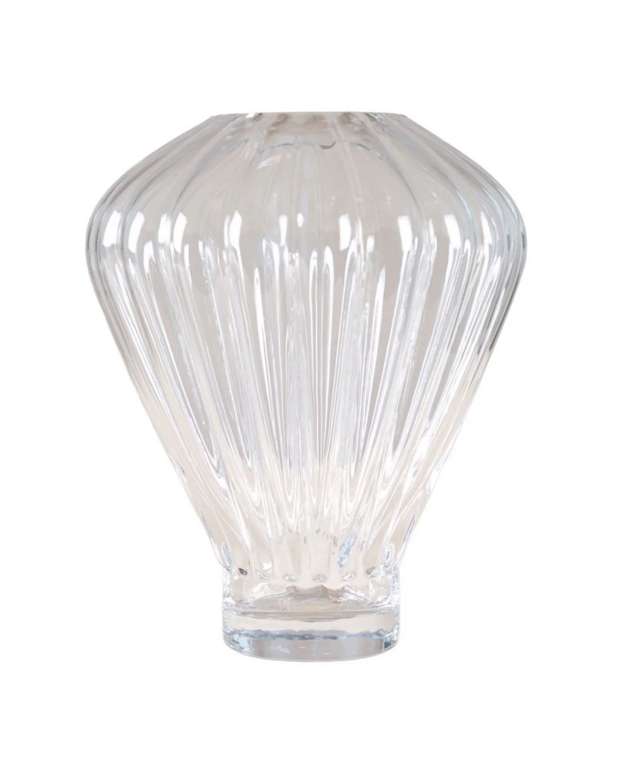 Specktrum Evelyn Vase Stor detalj. Klar håndlaget glassvase med vertikale, utstående riller. Fasettert overflate.