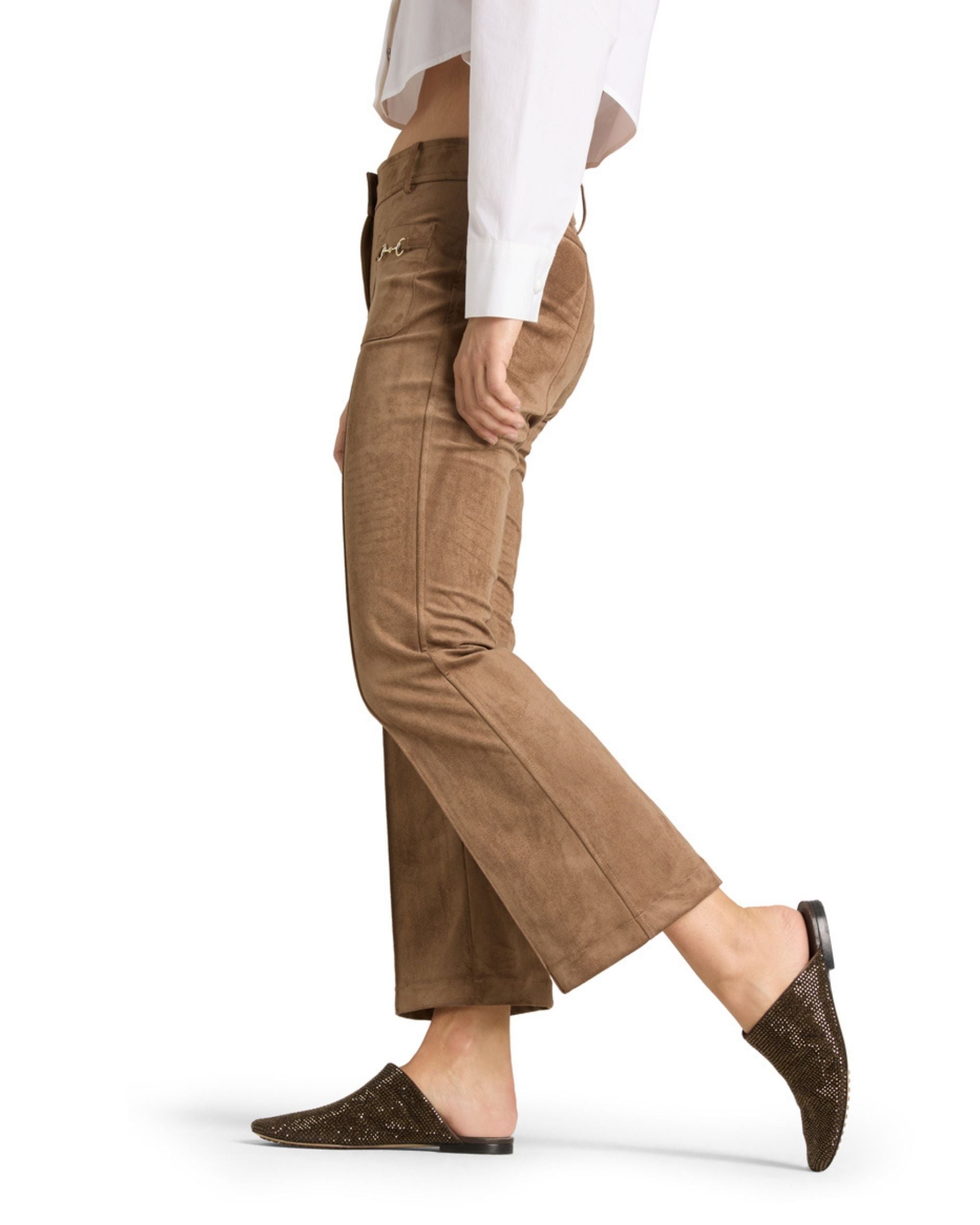 Cambio Farah bukse i mocca mouse velour stretch, detalj av hoftedel og ben, med gullfargede spenner