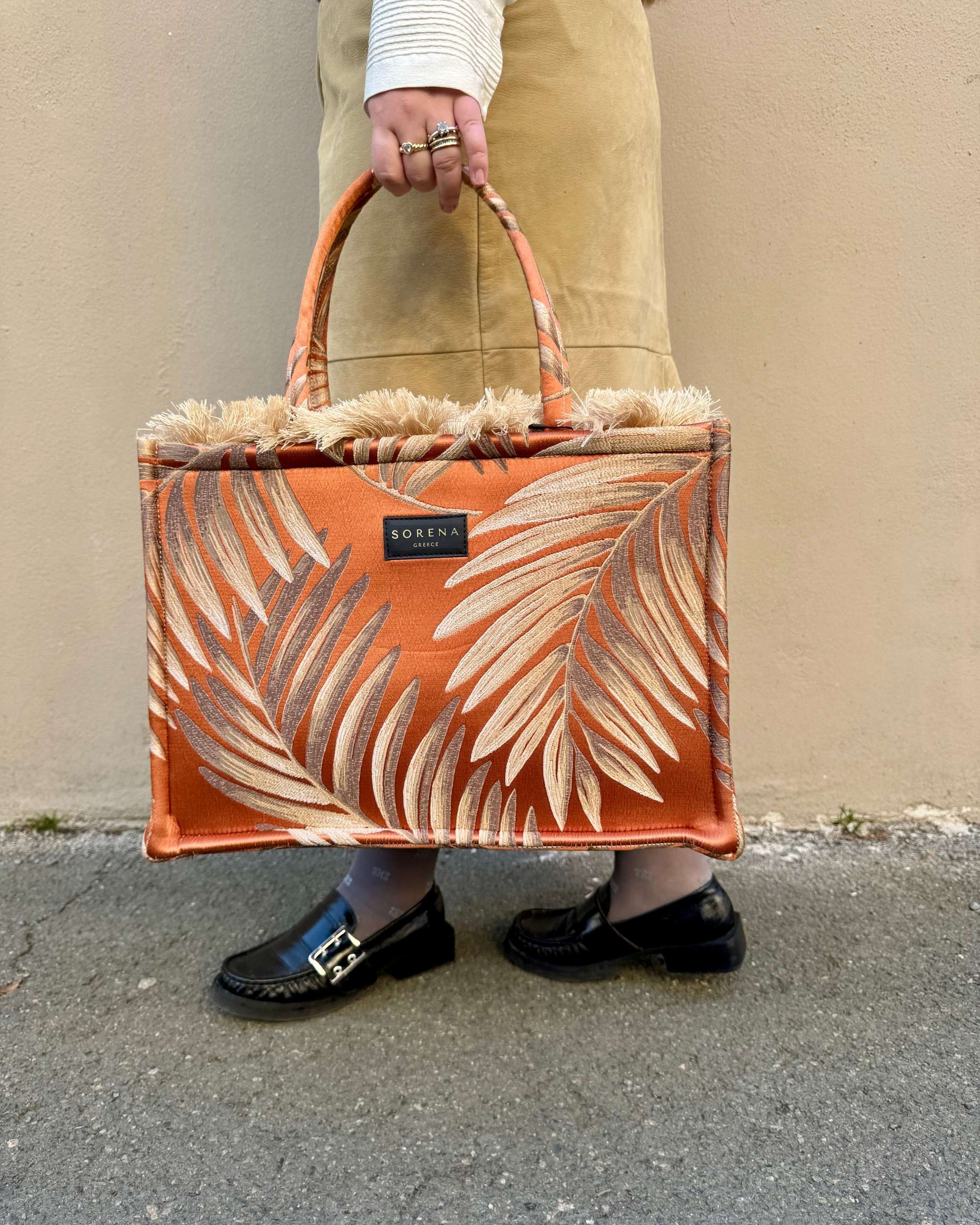 Sorena Ftera Large Tote Bag, oransje/beige stoffveske med mønster av palmeblader og beige frynsekant