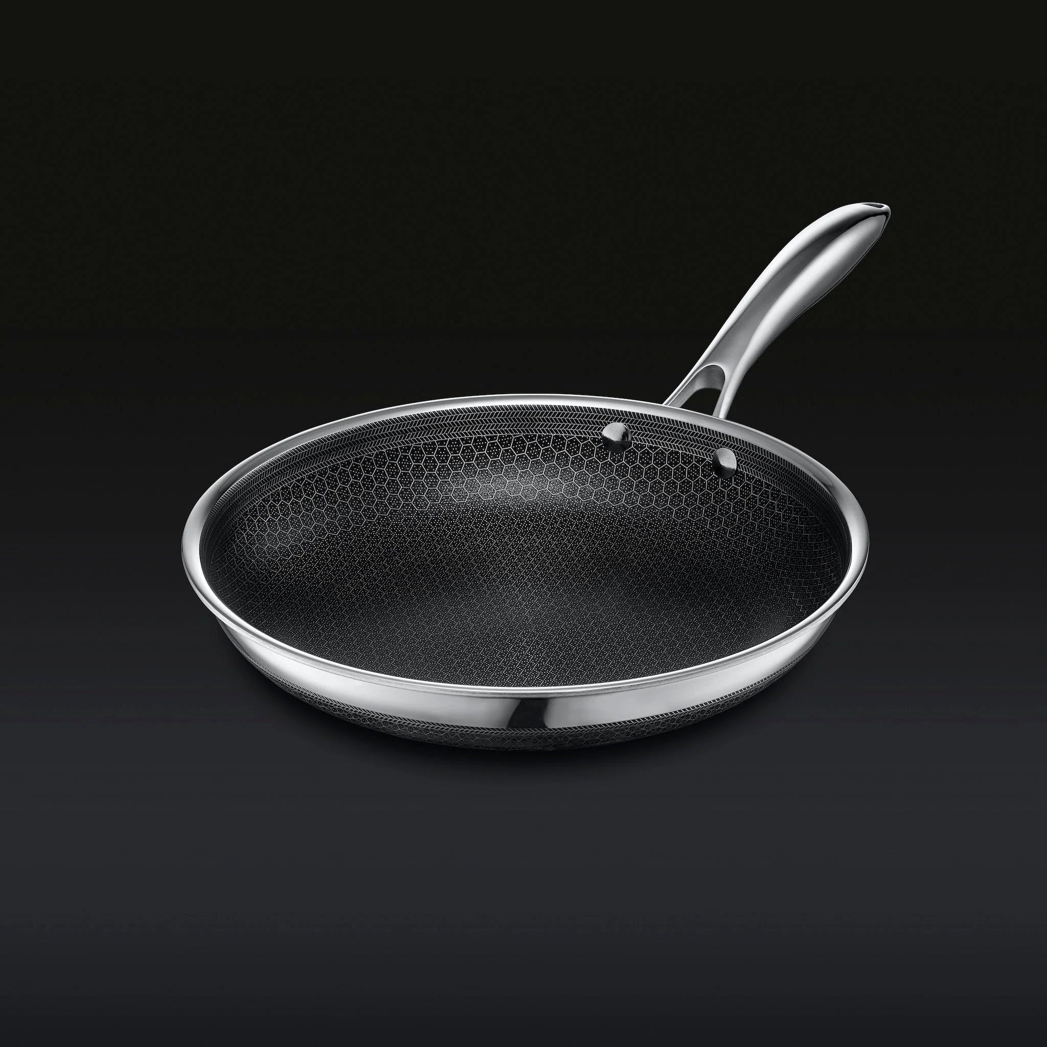 Hexclad stekepanne 26cm. Høyre side av pannen, håndtaket og den unike sekskantmønstrede non-stick-overflaten