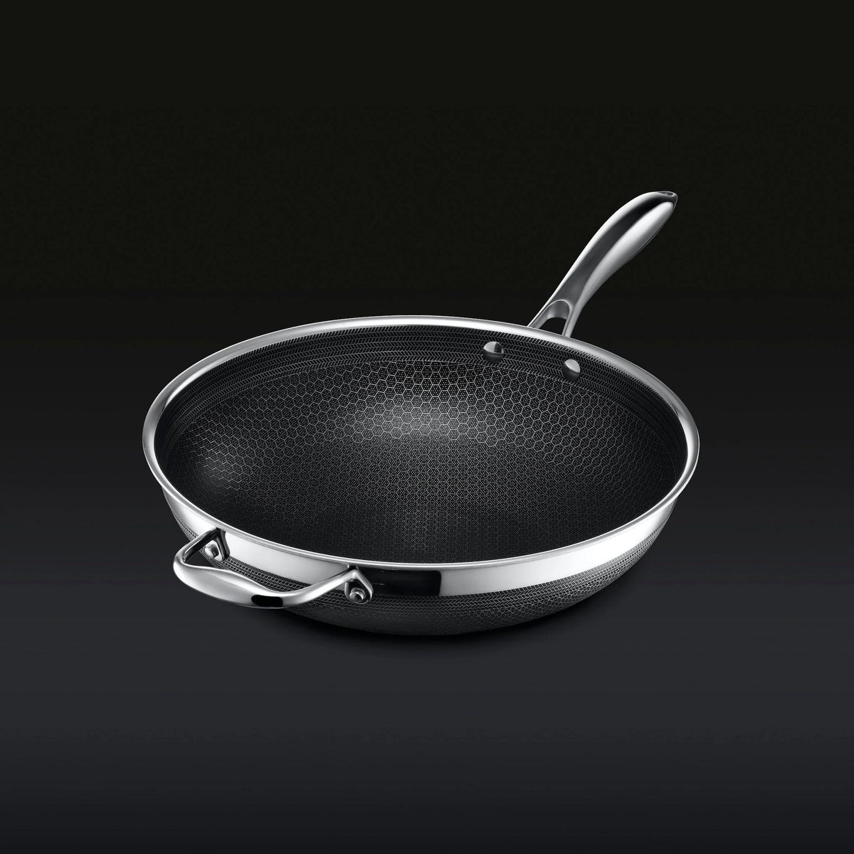 Hexclad wok stekepanne, detalj, innsiden med sekskantmønster i svart non-stick belegg og skinnende stålhåndtak