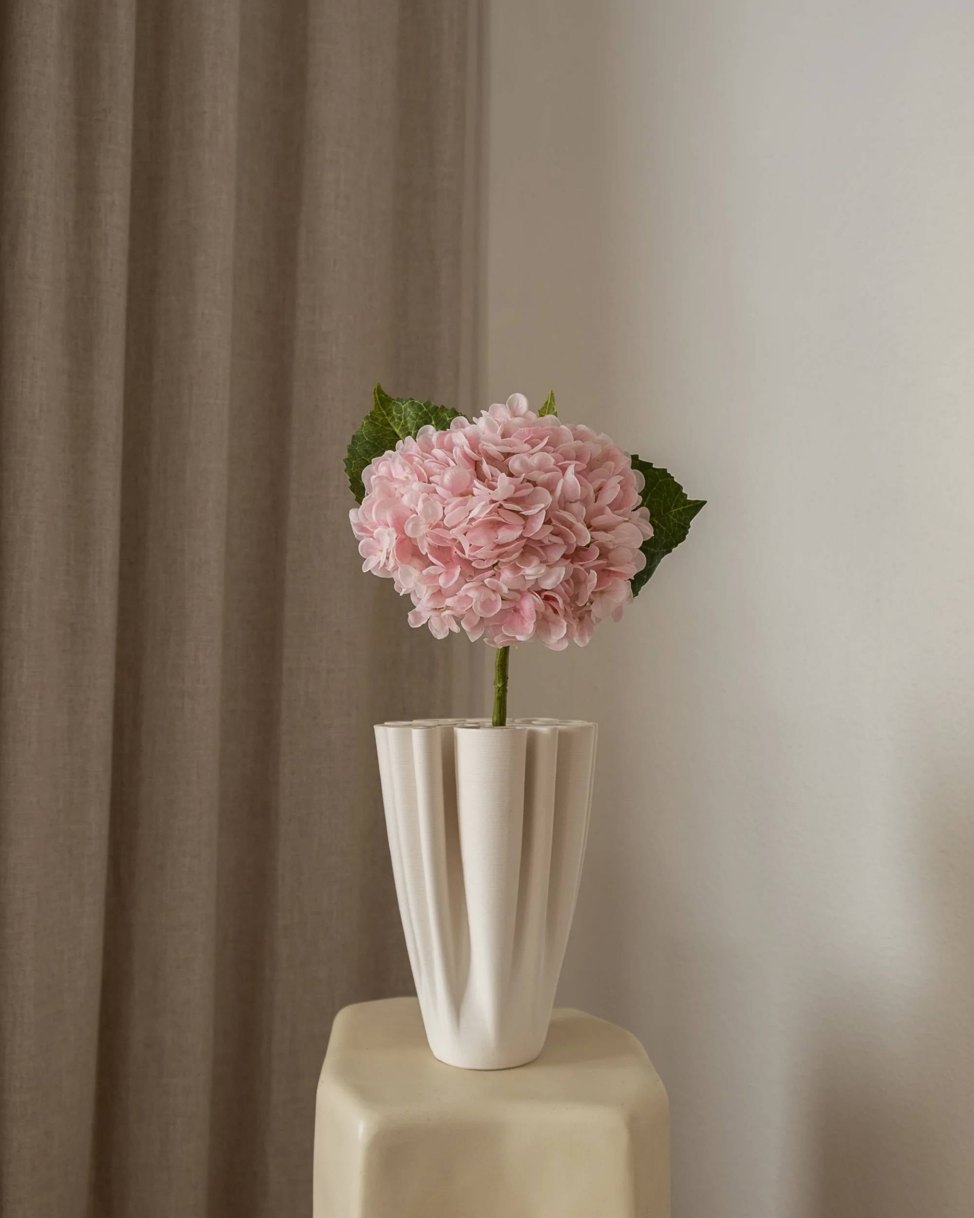 Amarante Hortensia kunstig blomst i en hvit rillet vase, stor, lys rosa med grønne blader
