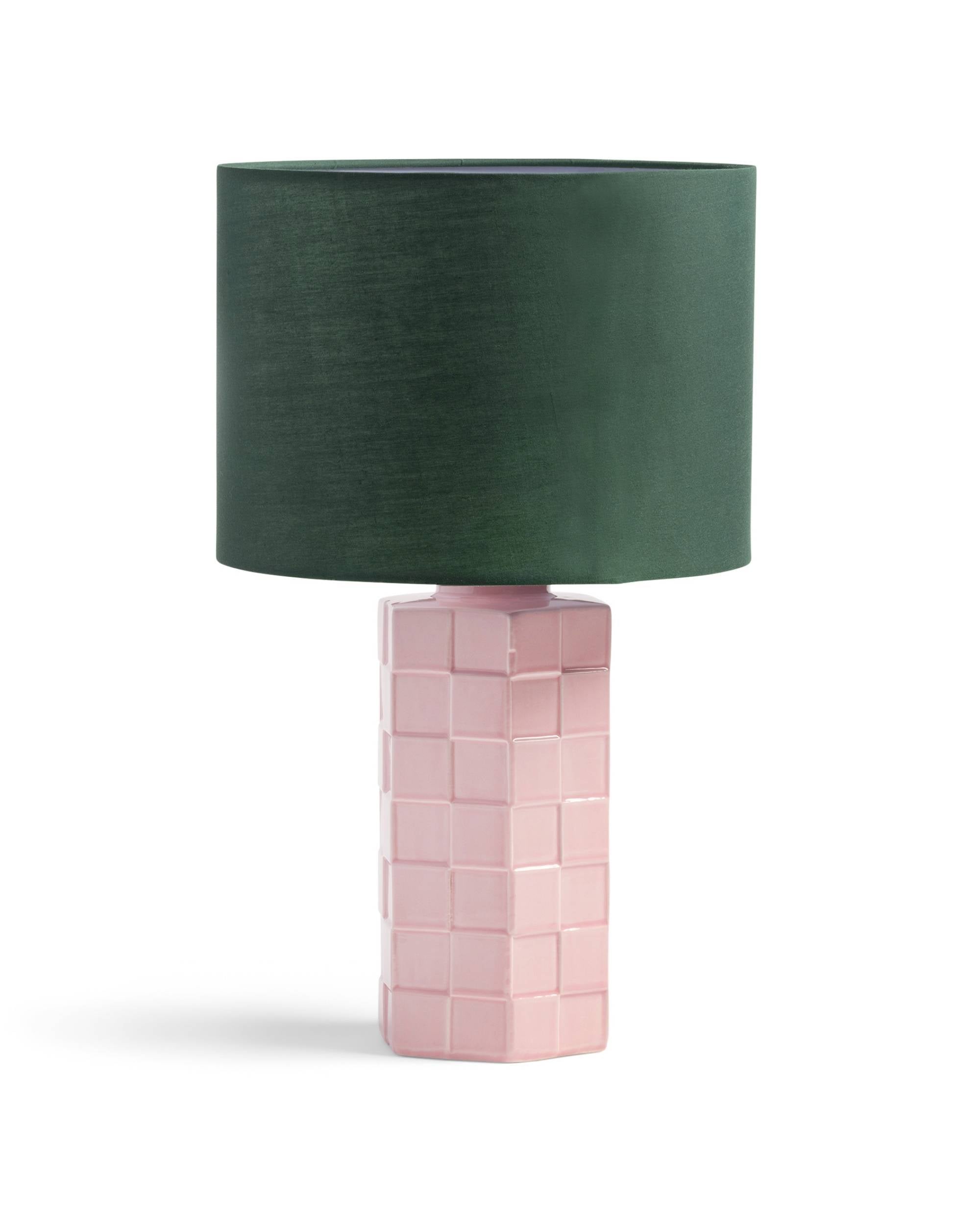 &klevering lampe, rosa flis fot, grønn tekstil skjerm, moderne interiørdetalj