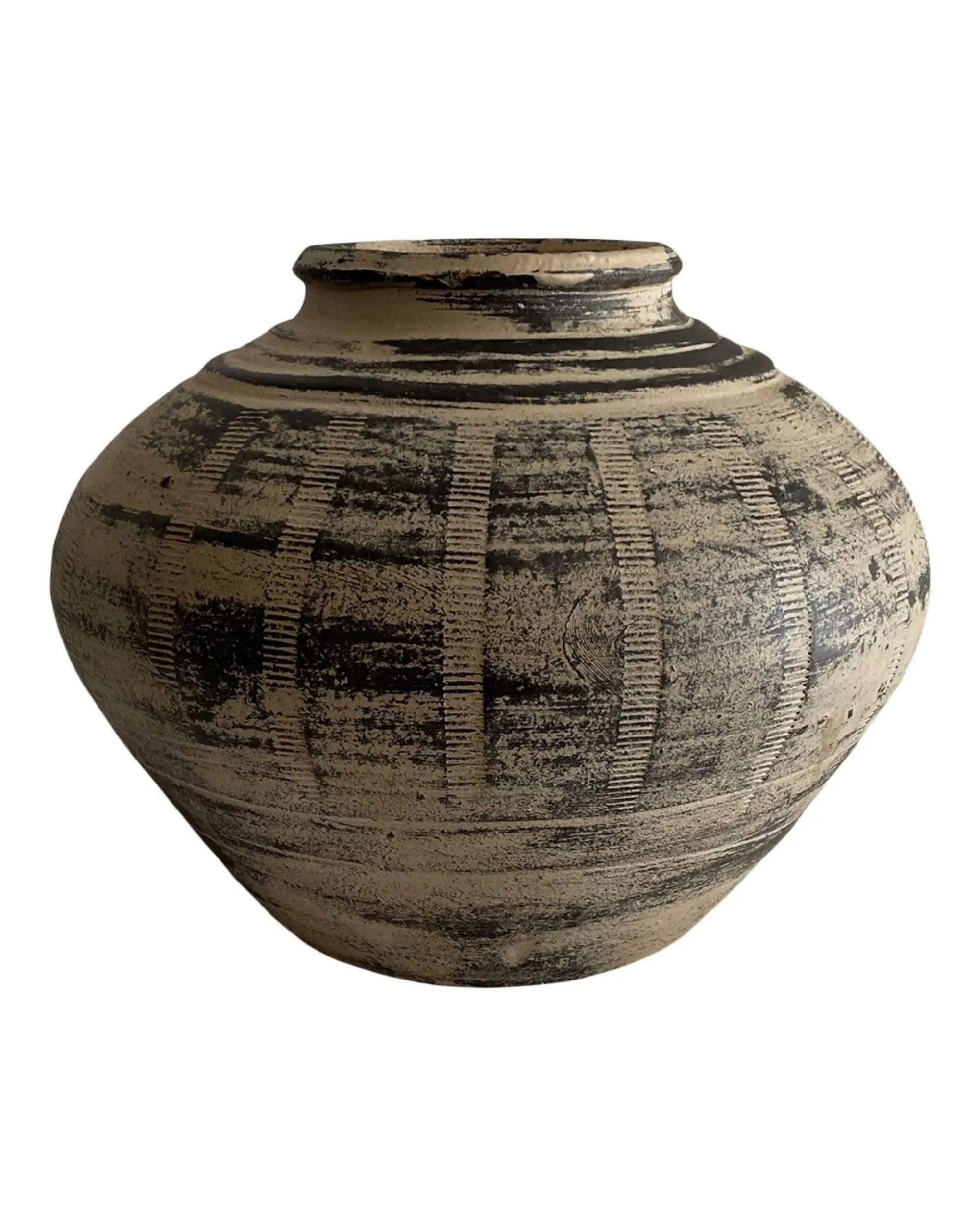 Sjælsø Nordic krukke i leire, lys beige med mørke, børstede striper og et grafisk mønster av loddrette streker