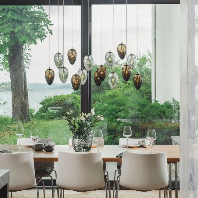 Hadeland Glassverk Krystallkongle Furu lampe: detaljbilde av skinnende krystallkongler i ulike farger og størrelser