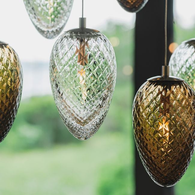Hadeland Glassverk Krystallkongle lampe med munnblåste krystallkongler i detalj, klare og ravfargede, vaffelmønster