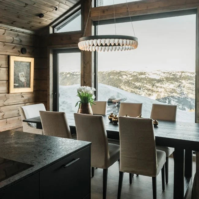 Hadeland Krystallkongle taklampe, detalj hengt over spisebord med synlige kongler i klart glass