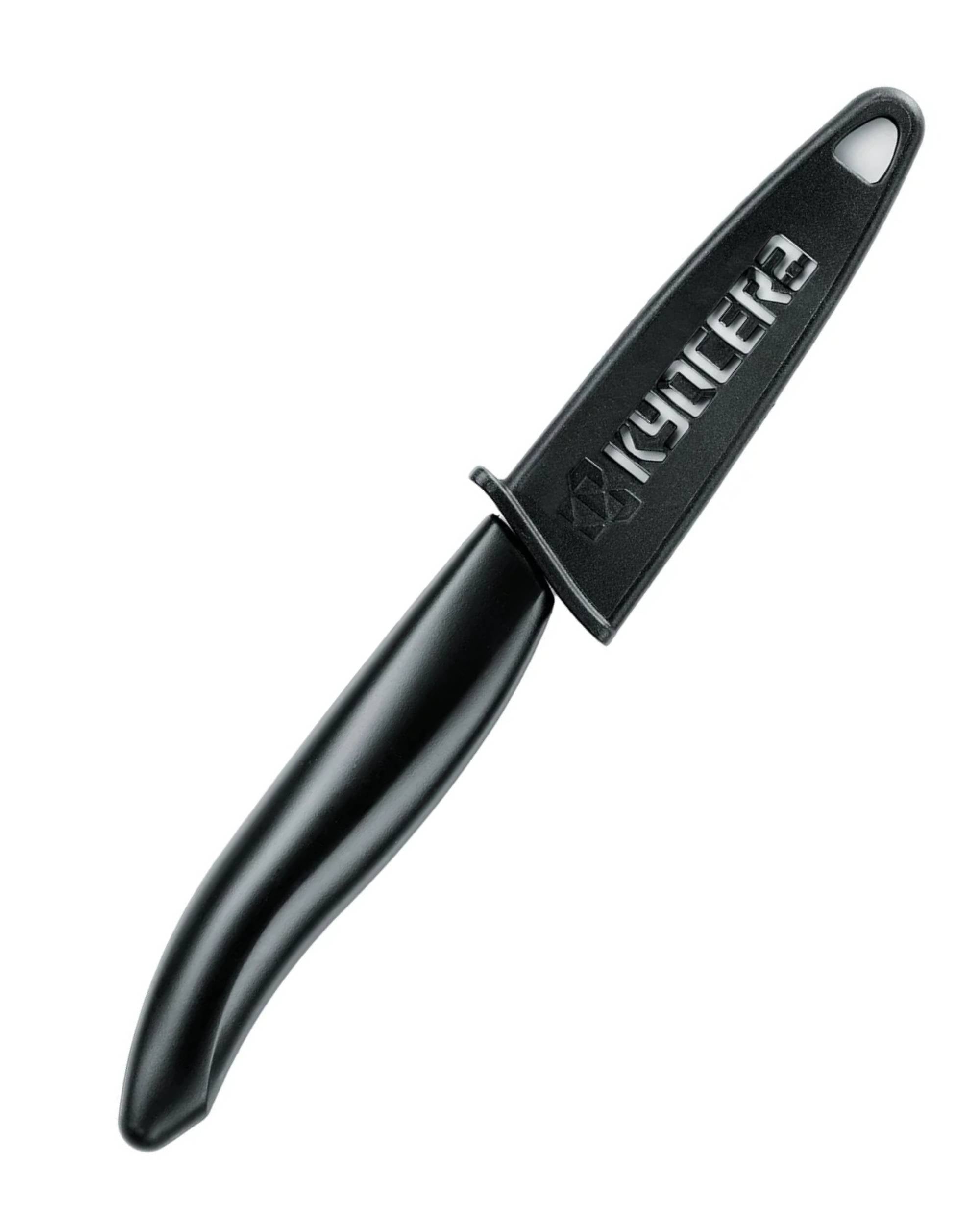 Kyocera knivbeskytter i svart hardplast for knivblad, med preget Kyocera-logo og hull for oppheng, sett i profil