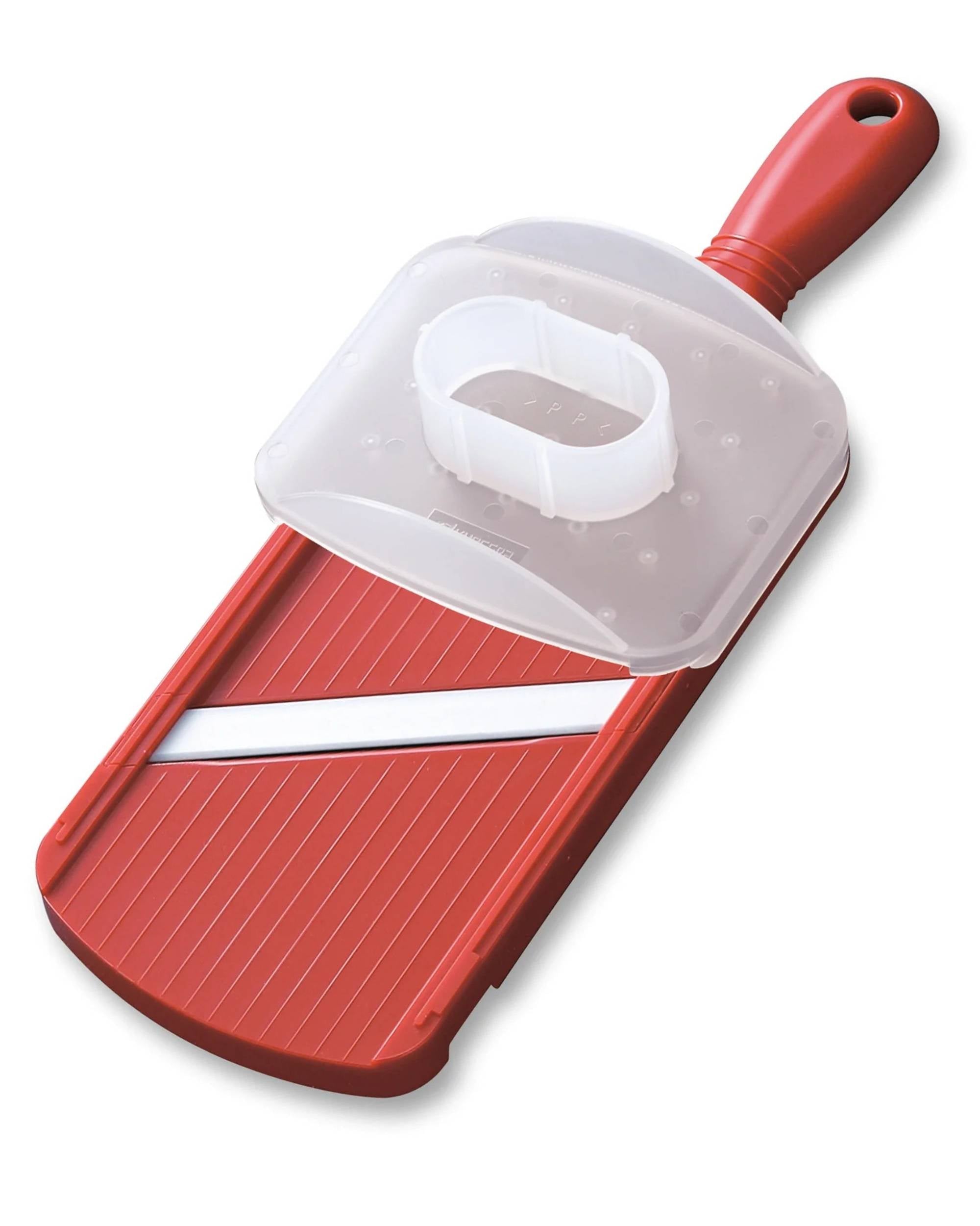 Kyocera justerbar mandolin i rød plast med keramisk blad, gjennomsiktig matbeskytter og håndtak