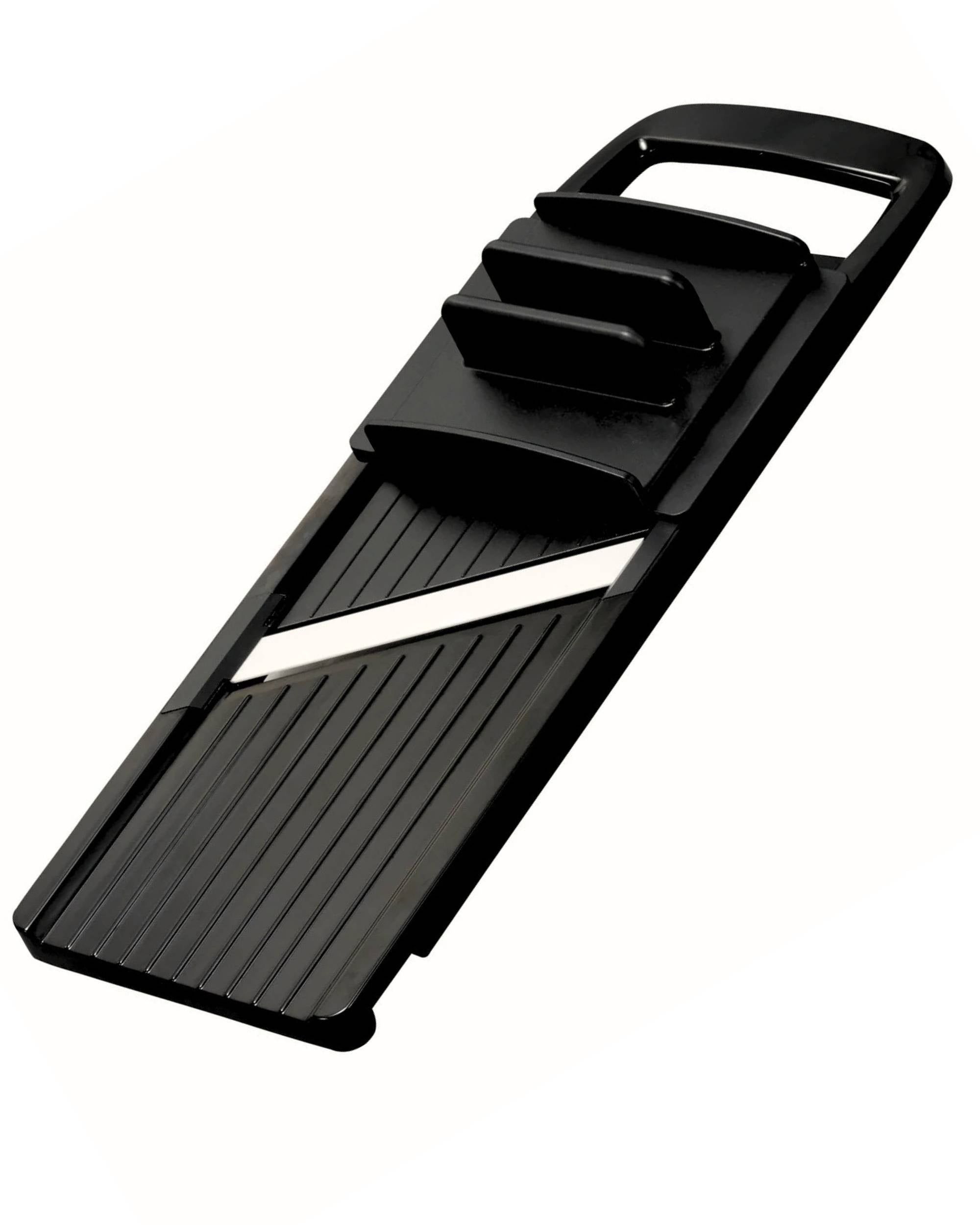 Kyocera mandolin i svart plast med justerbart hvitt keramisk blad, håndtak og sklisikre føtter. Skarp og stor.