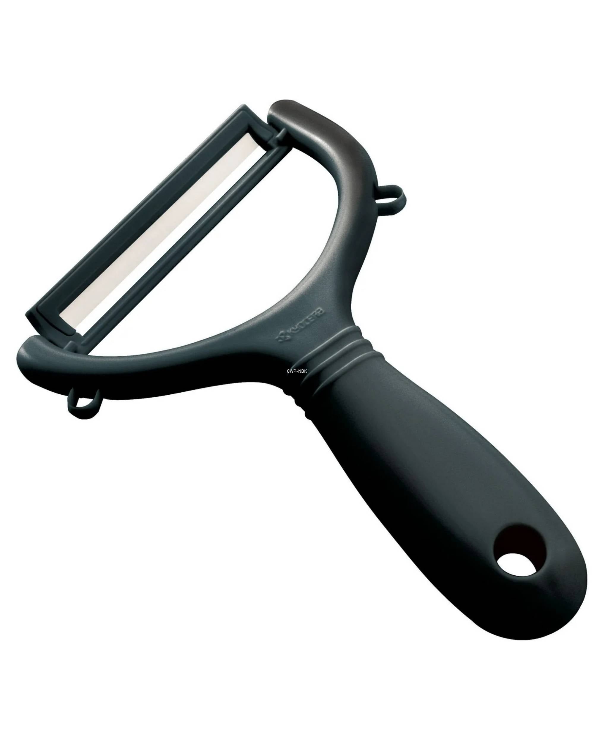 Kyocera skreller i mørkegrå plast med et hvitt keramisk blad, ergonomisk design og hull for oppheng.