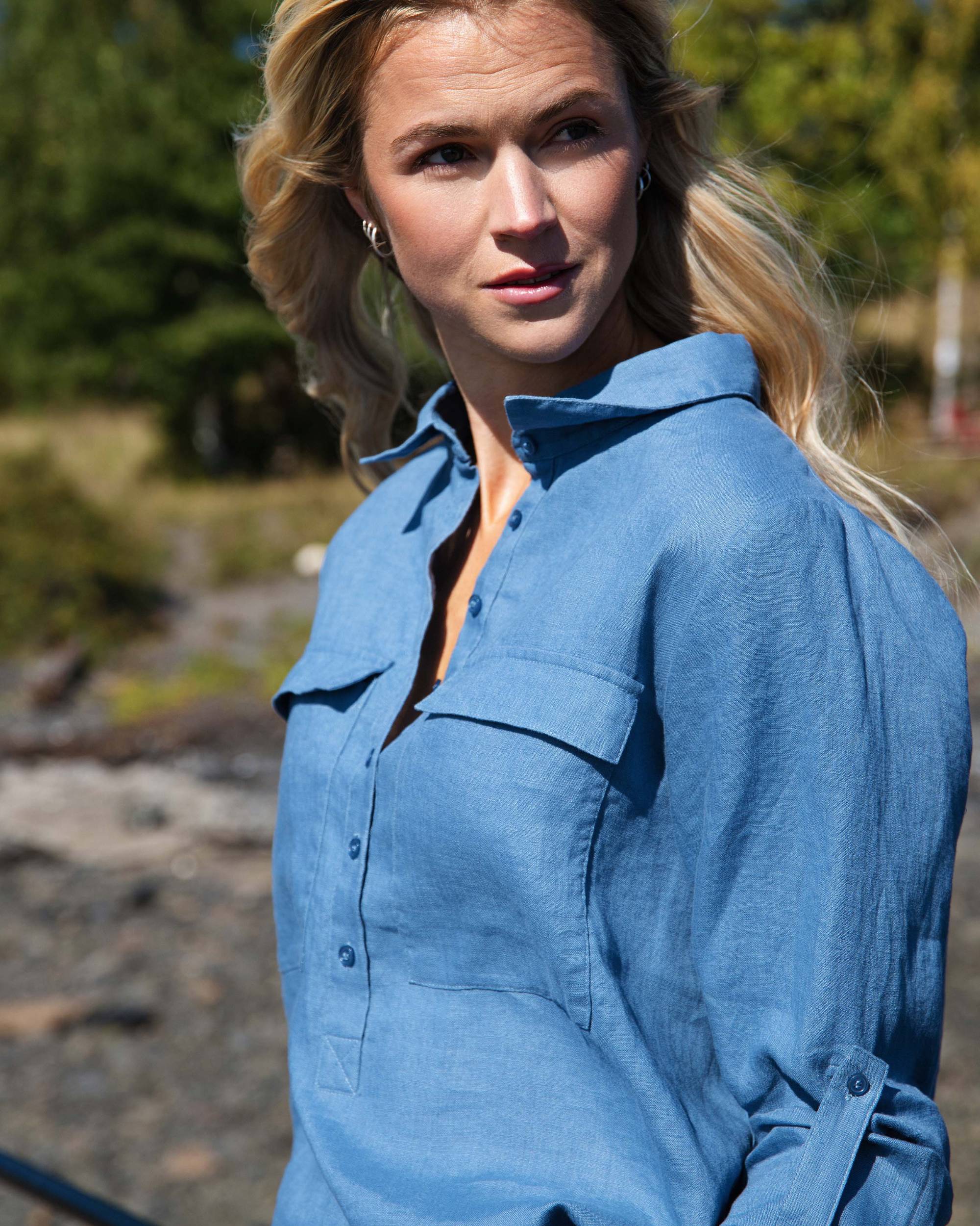 Close to My Heart Libby skjorte i vasket blÄtt lin med to brystlommer og oppbrettbare ermer pÄ modell utendÞrs.