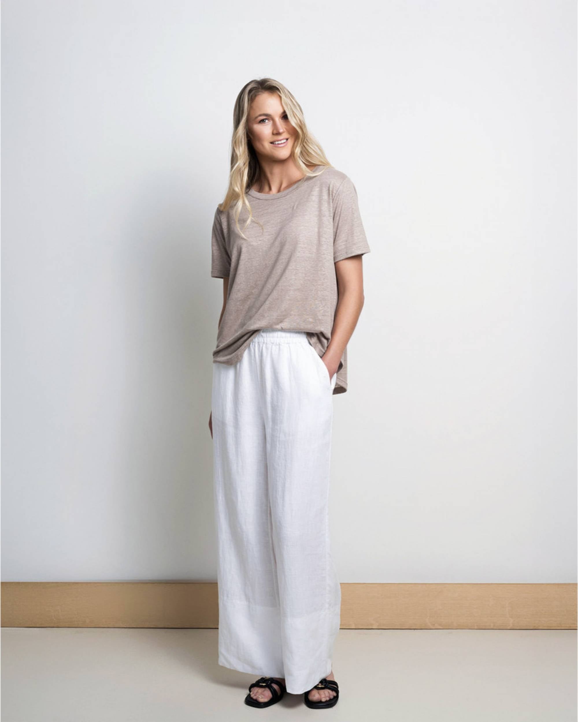 Close to My Heart Lou Wide Pants i hvit lin med vidde og strikk i livet, modell med kremfarget T-skjorte.