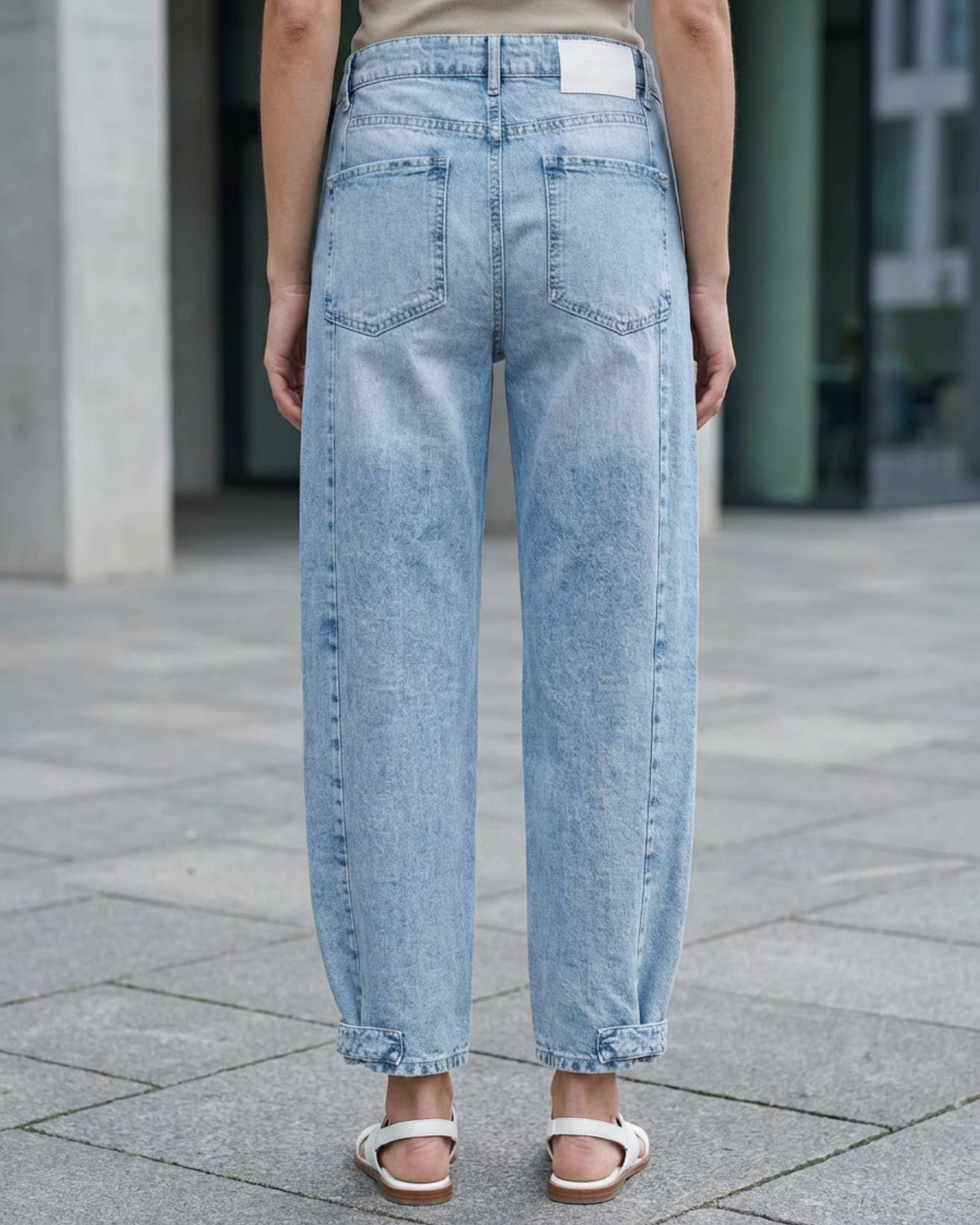 Bakfra syn av lyseblå Cambio Oaklyn Jeans, barrel fit med høyt liv, brettede ankler med hempe