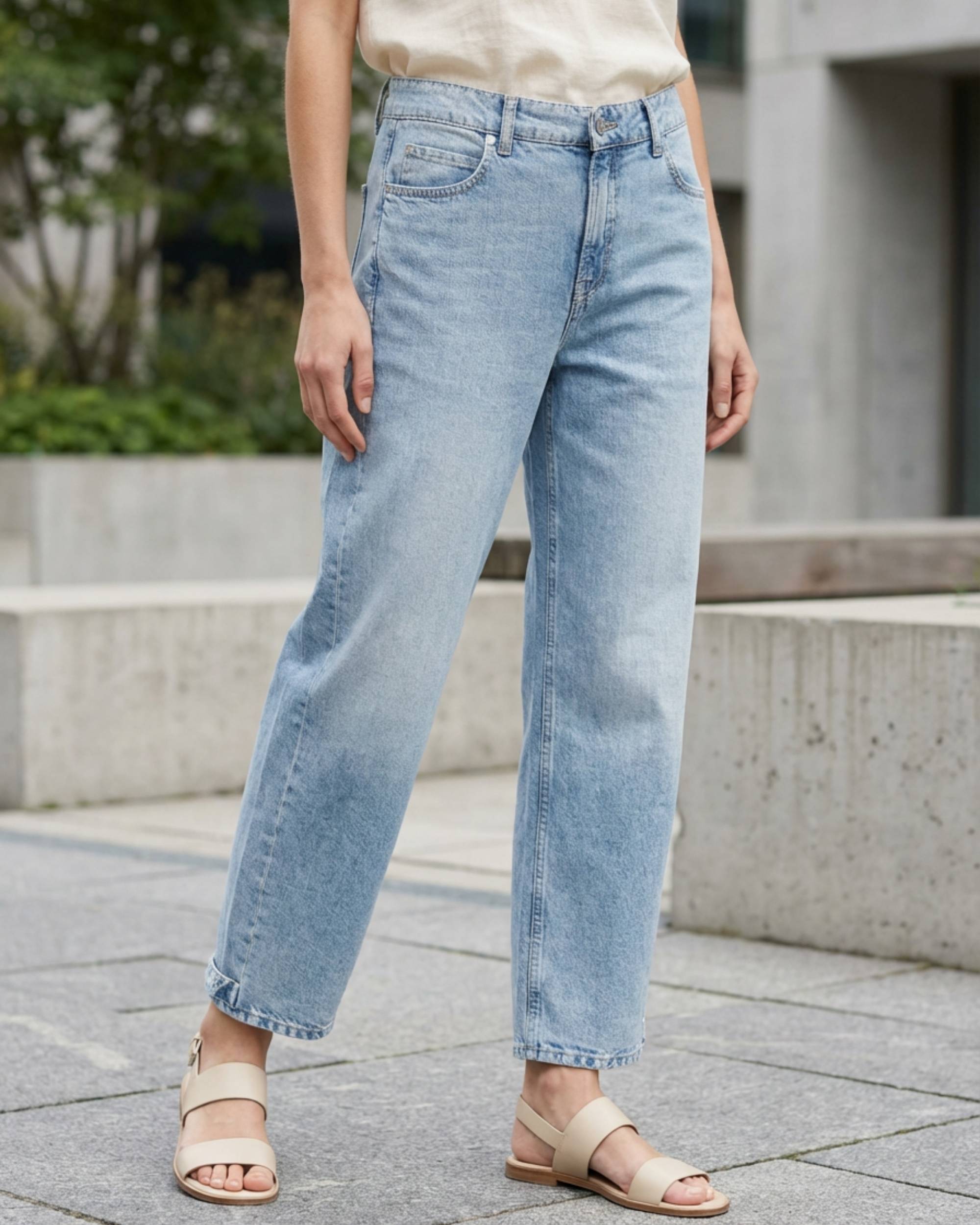 Cambio Oaklyn Jeans, lyseblå barrel fit, med vide ben og oppbrett nederst, modell står utendørs