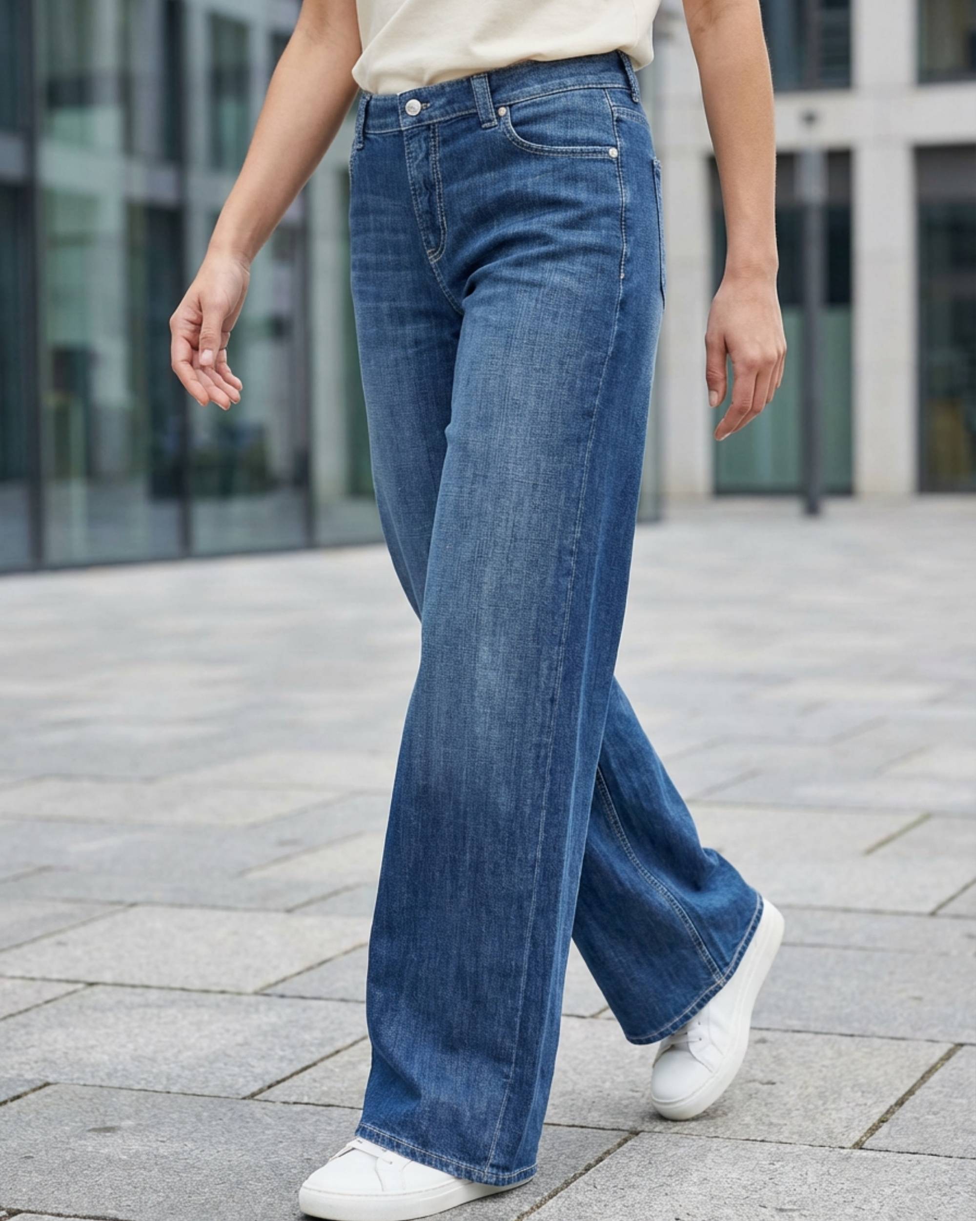 Cambio Palazzo Patch jeans. Damebukse med vide ben, medium blå denim og høy midje med metallknapp i sølv.