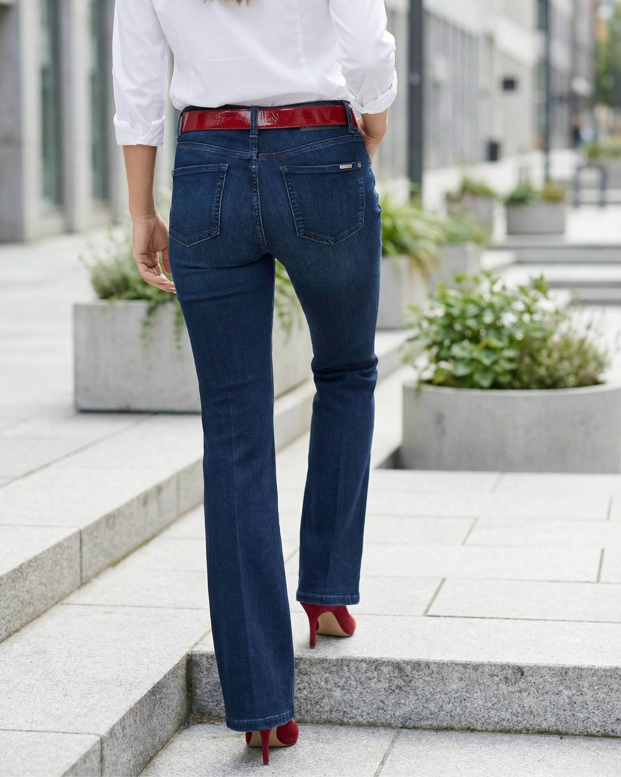 Cambio Paris Flared mørkeblå superstretch jeans med sleng og høyt liv, med rød skinnlapp bak og nagle på lomme, fra ryggen.