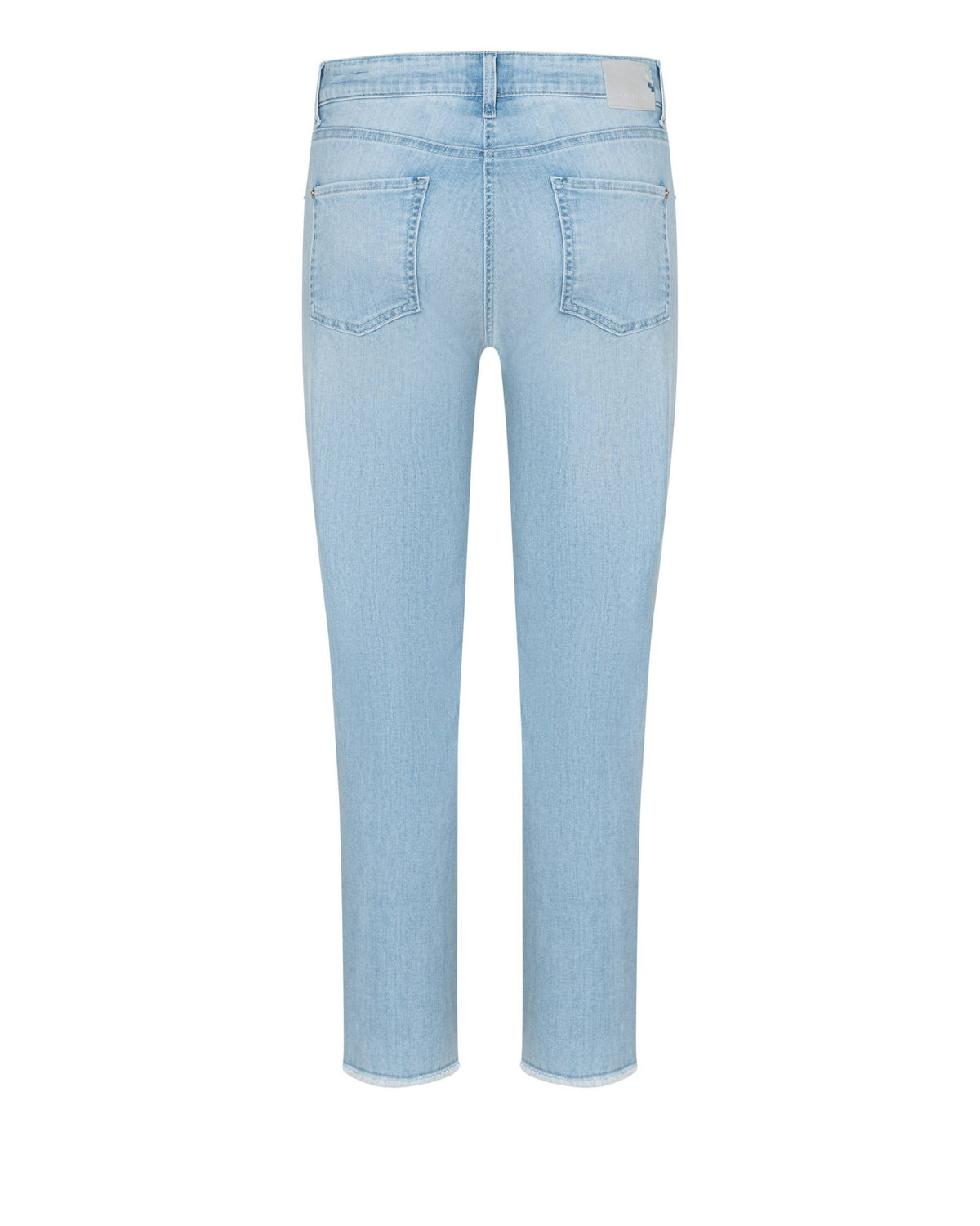 Bakside av Cambio Piper Cropped Fringed jeans i lyseblå denim, med lommer, linning og frynsete benkanter.