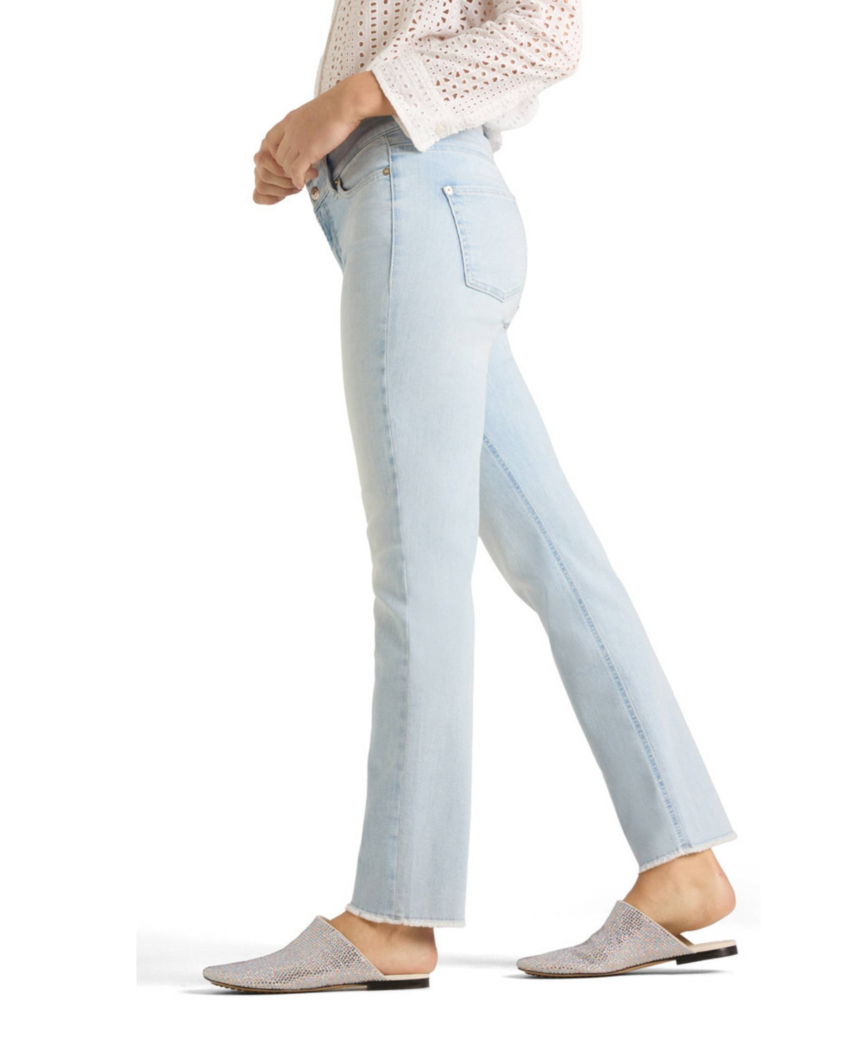 Cambio Piper Cropped Fringed bukse i lyseblå denim, vist fra siden med frynsete kant nederst ved ankelen