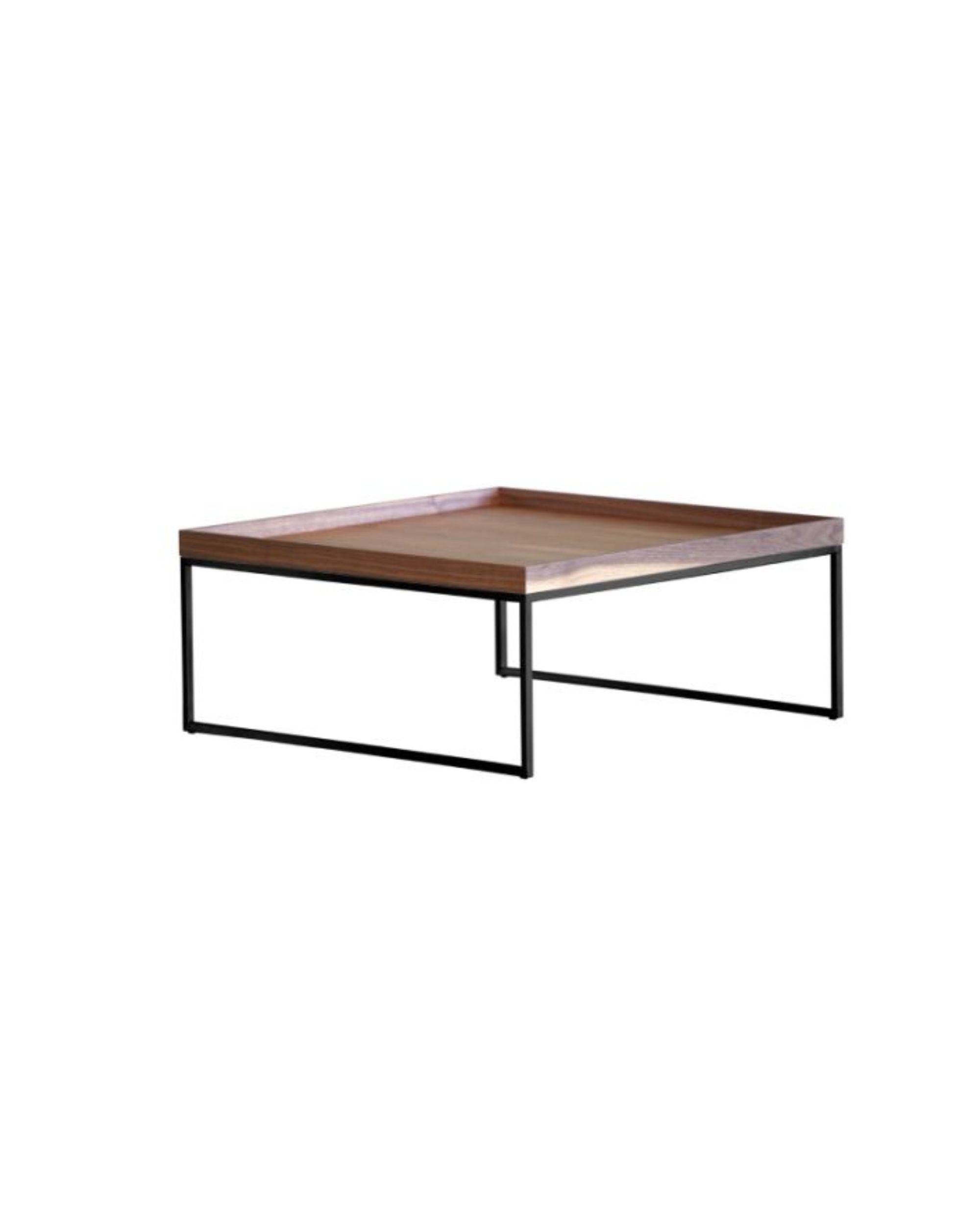 Jan Kurtz Pizzo kvadratisk kaffebord, mørkbrun tretopp med svarte metallben, minimalistisk design.