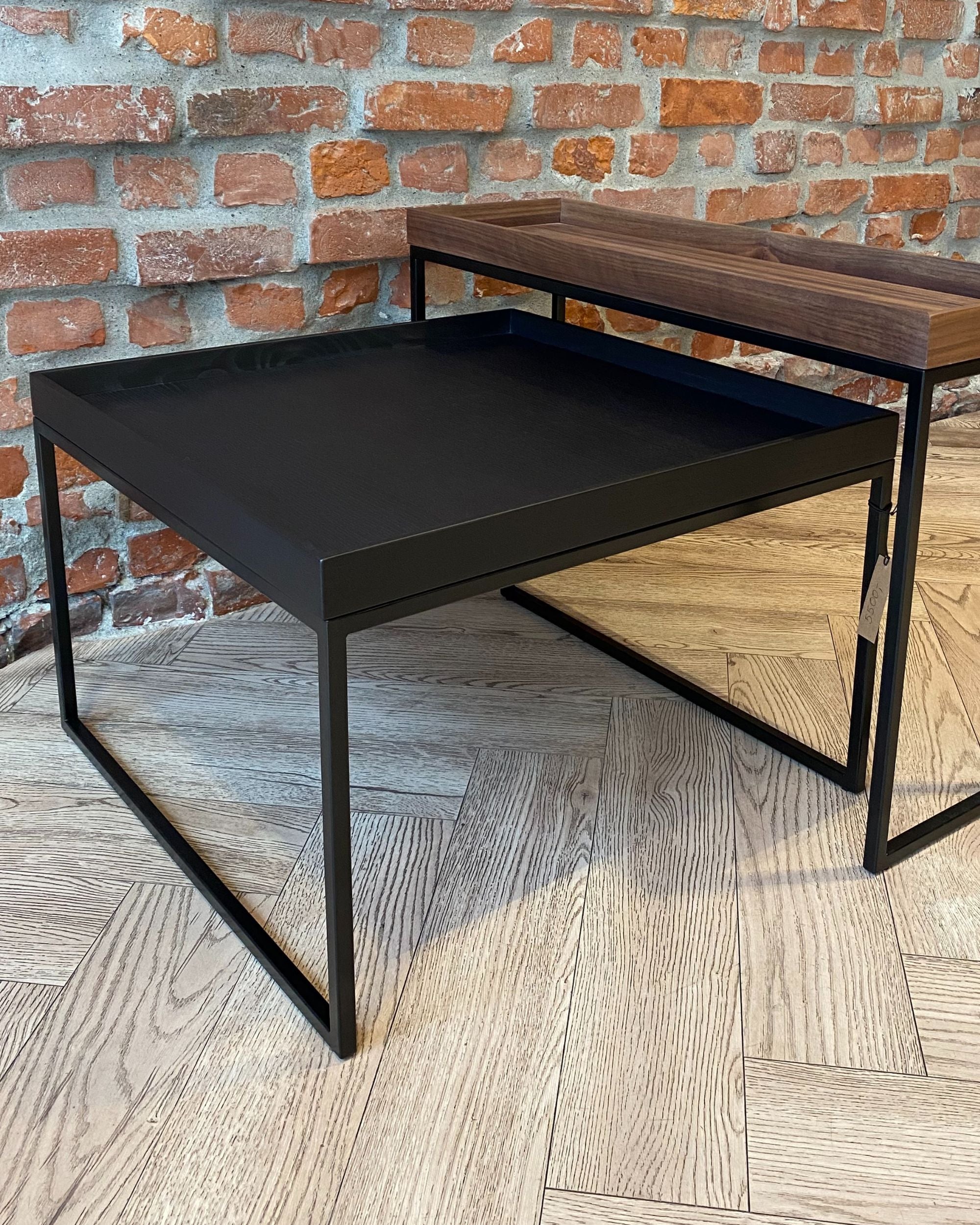 Jan Kurtz Pizzo kvadratisk sidebord i svart med metallramme, bordplate med trestruktur, mot murvegg