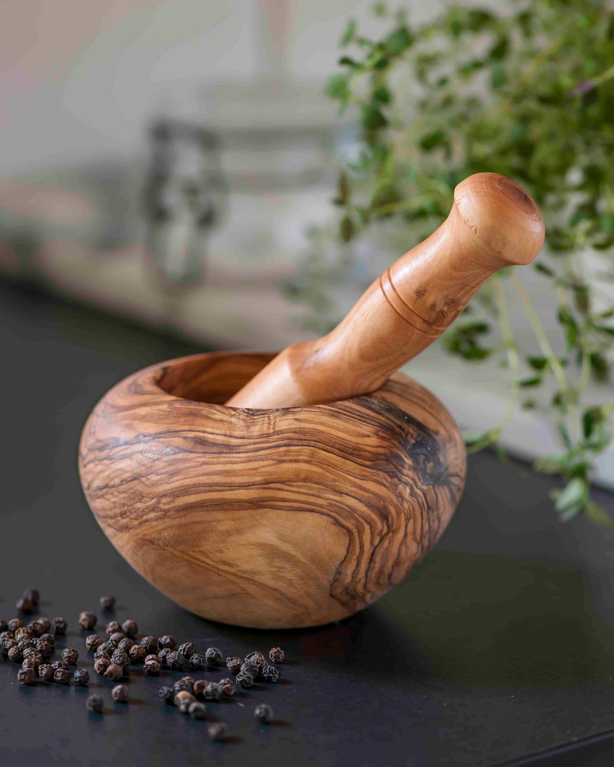 OlivArte morter i oliventre, lys brun med mørke årer, detalj av form og tekstur med pepperkorn