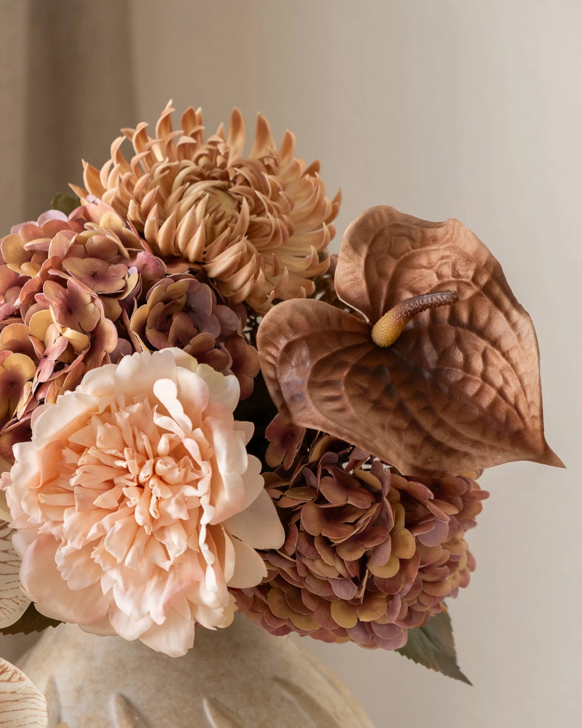 Nærbilde av Amarante Rose Latte bukett; store blomster i myke kremrosa, beige og latte-brune toner