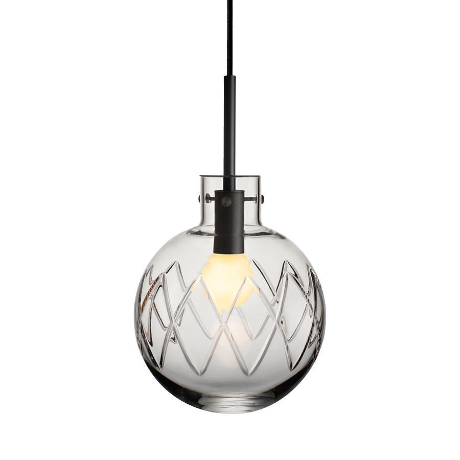 HadelandGlassverk Krystallkule Kryss 200MM i klart glass med håndslipte kryssmønster, en pære lyser fra innsiden.