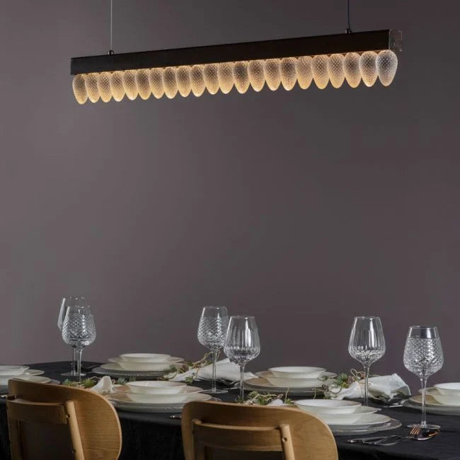 Hadeland Glassverk Krystallkongle lampe med 22 opake glasskongler på lang mørk arm over middagsbord