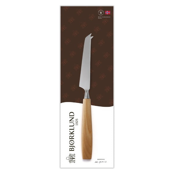 Bjørklund ostekniv for myke oster, med blad i rustfritt stål og lyst skaft i bjørk, på emballasje