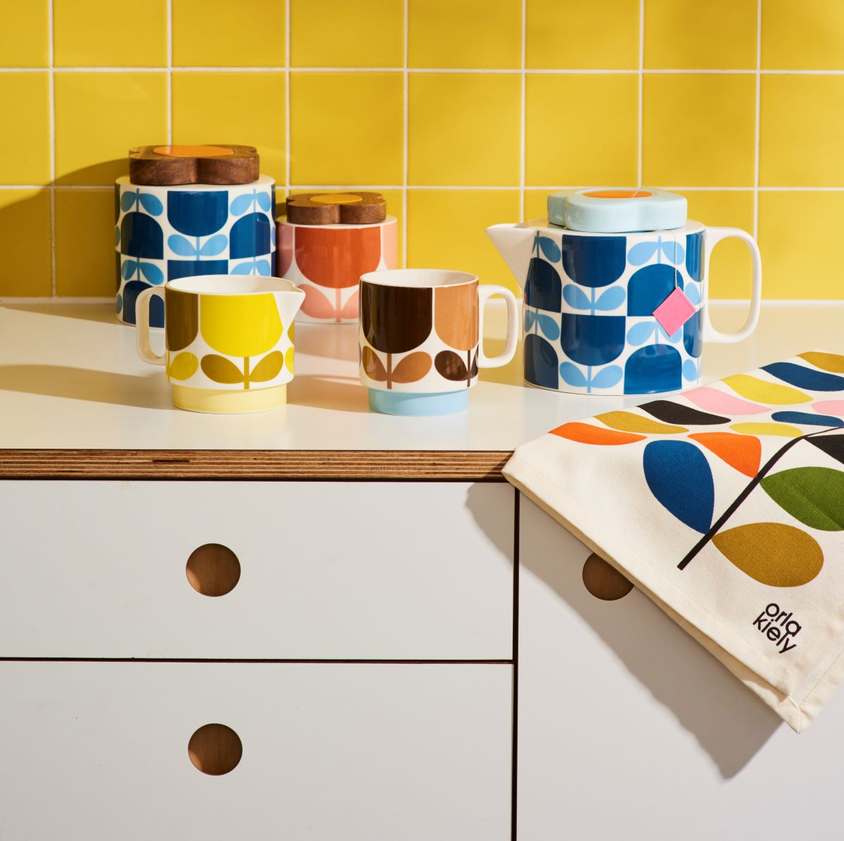 Miljøbilde av tekannen fra Orla Kiely