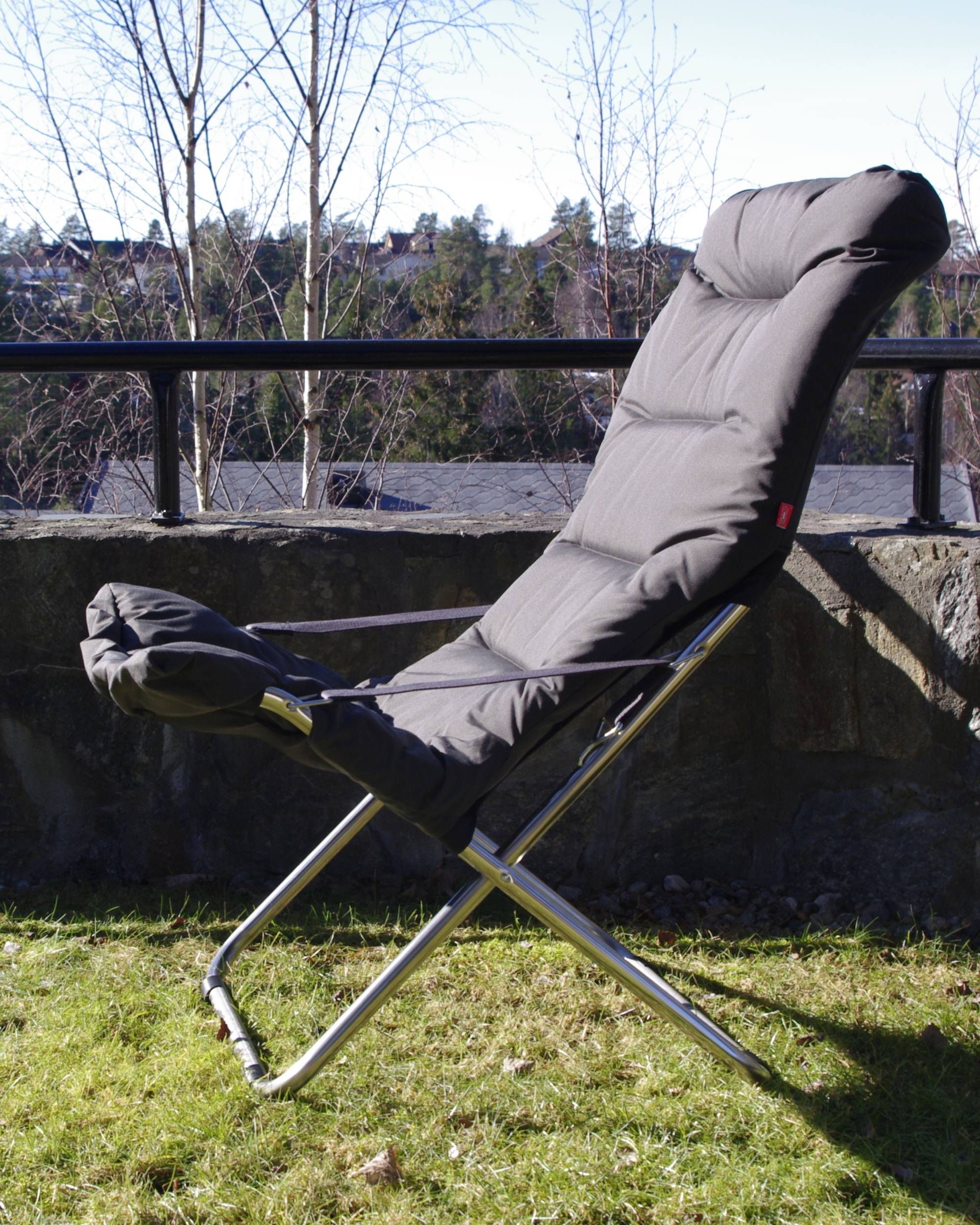 Fiam Fiesta Soft solstol med pute i fargen antrasitt / svart i hagen