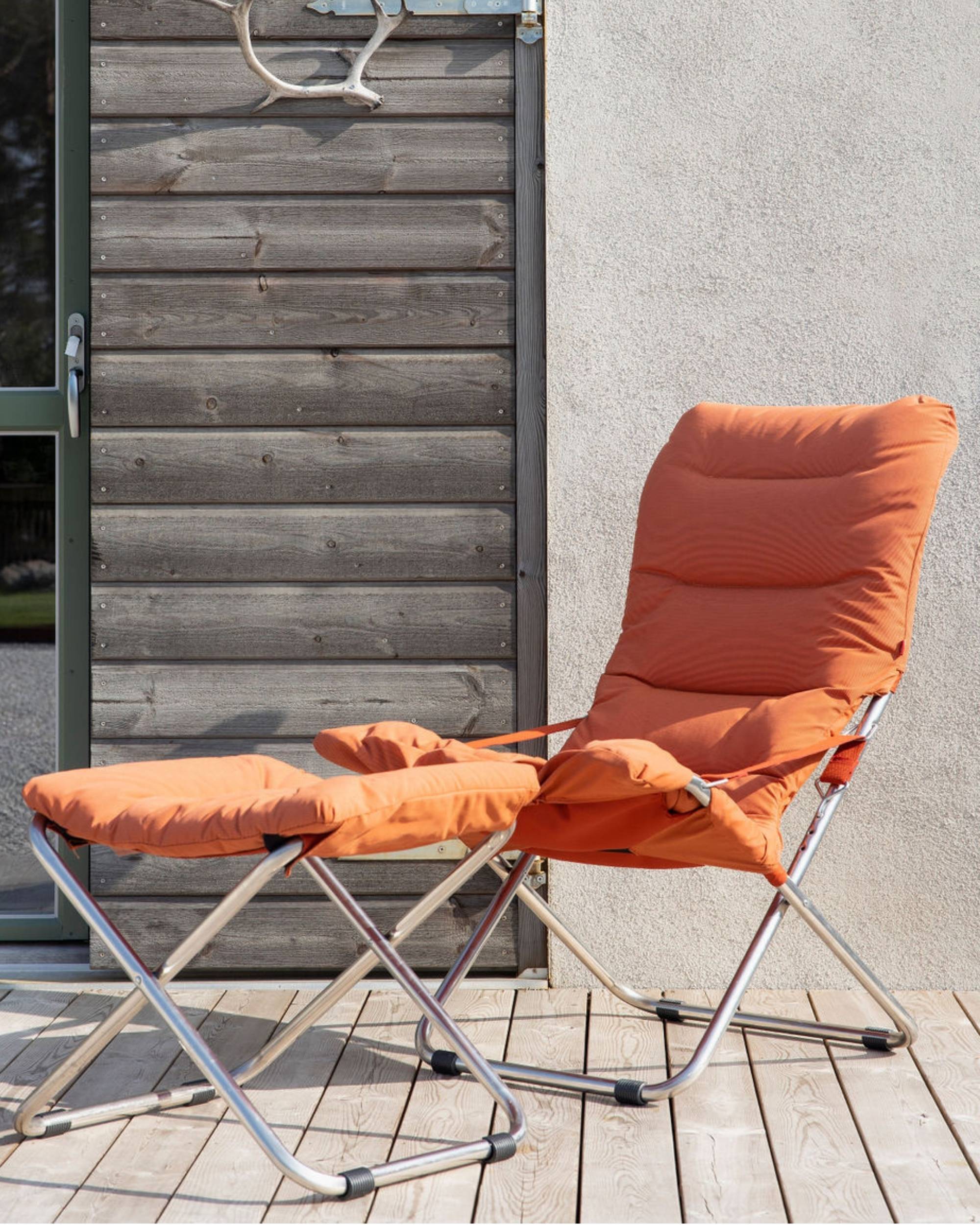 Fiam Fiesta Soft solstol med pute i fargen orange med fotskammel med pute i fargen orange