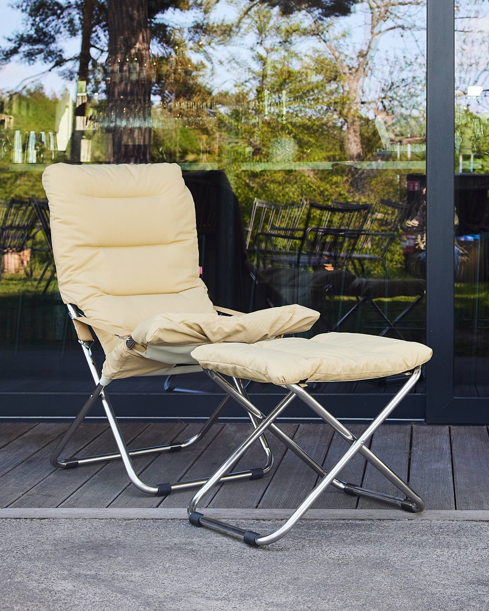 Fiam Fiesta Soft solstol med pute i fargen gul med en fotskammel med pute i fargen gul